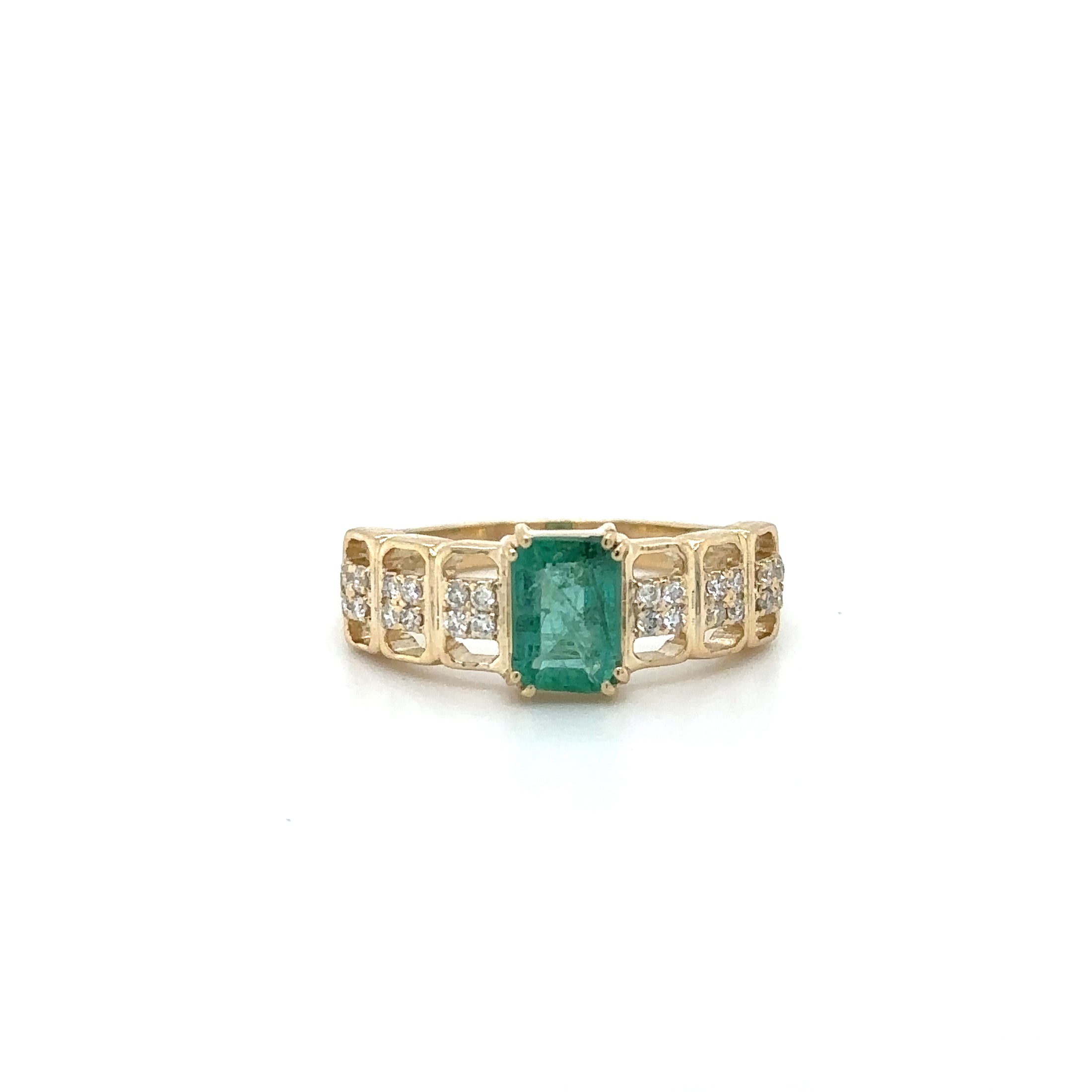 Anillo De Oro Amarillo De 14K Con Esmeralda Y Diamantes 0.92 TCW.