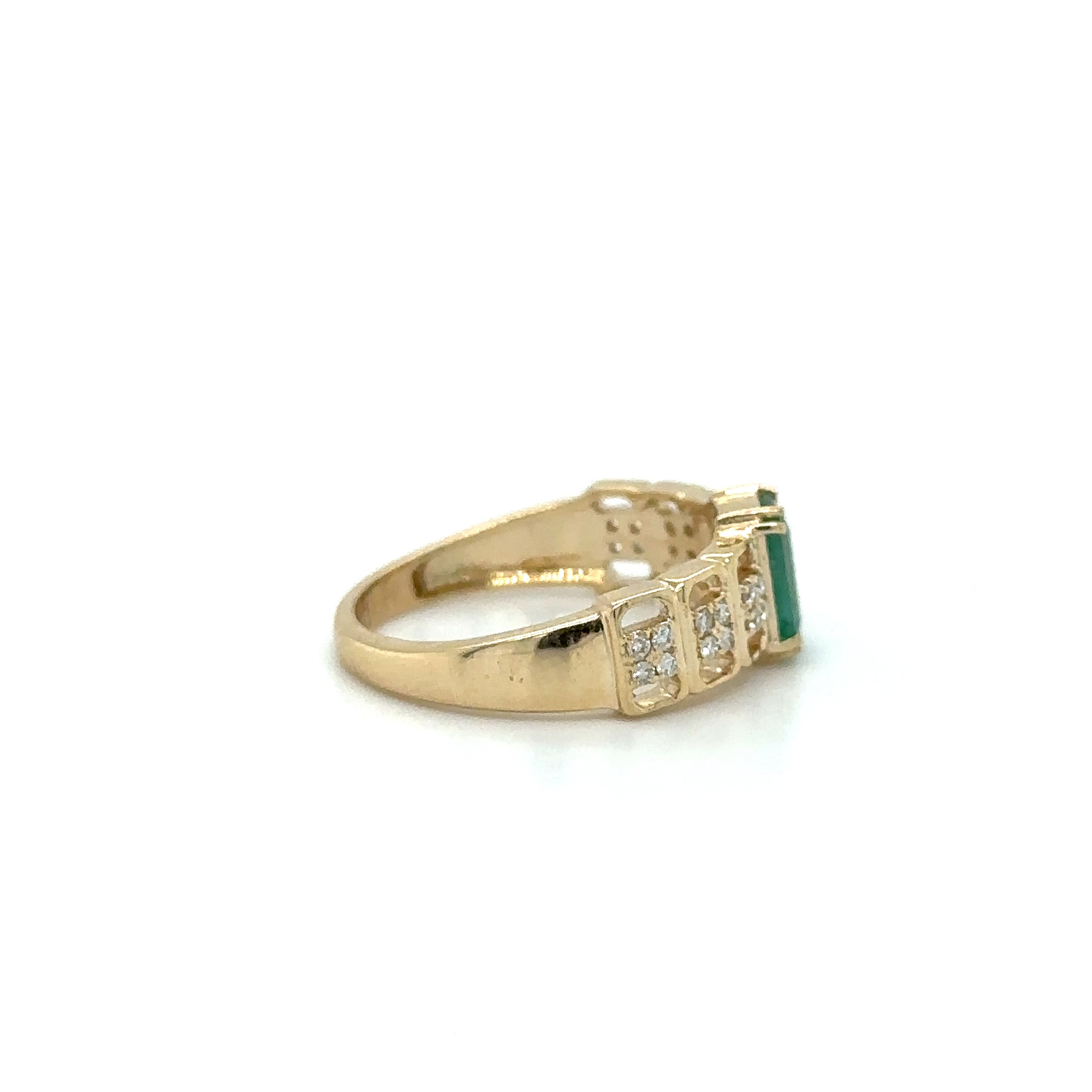Anillo De Oro Amarillo De 14K Con Esmeralda Y Diamantes 0.92 TCW.