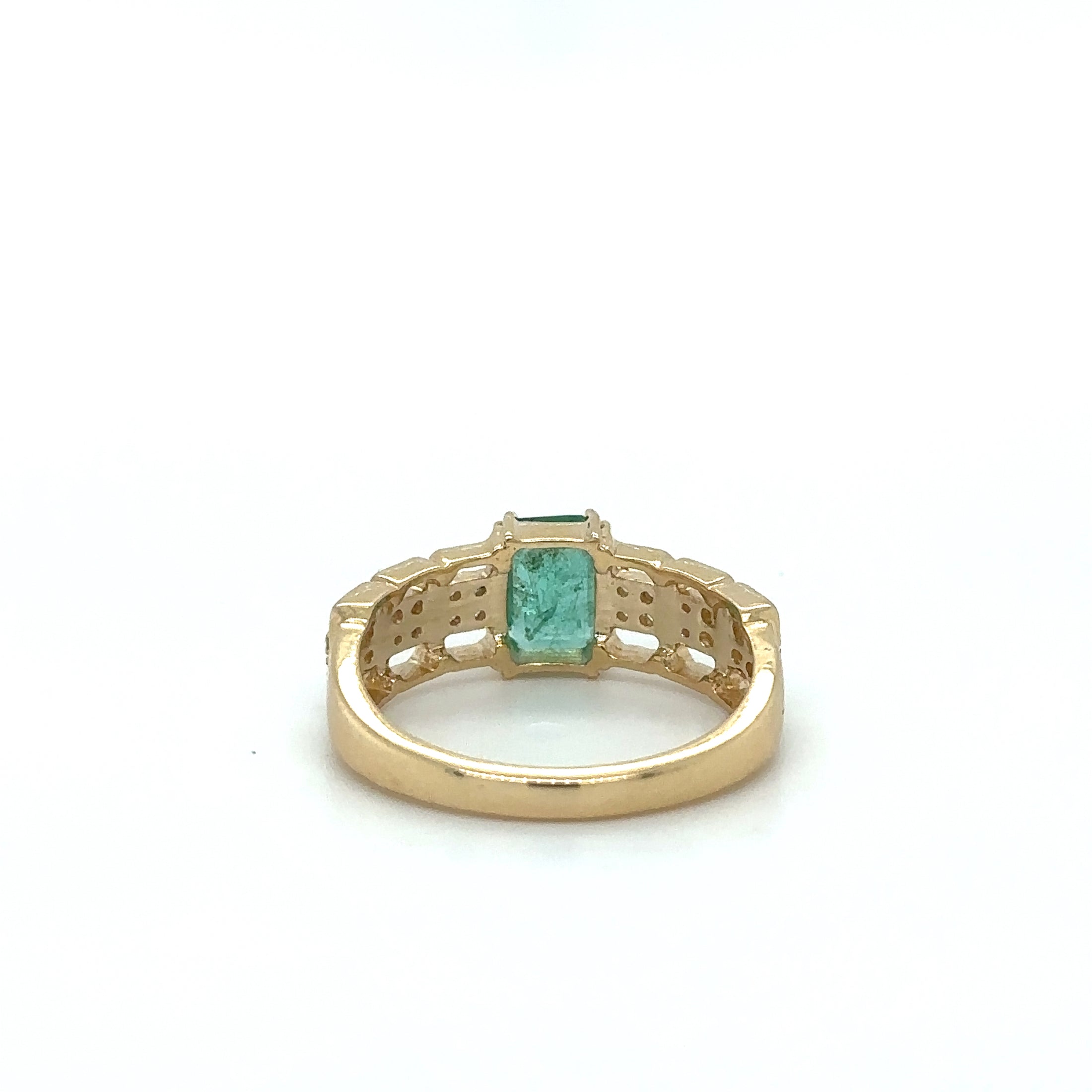 Anillo De Oro Amarillo De 14K Con Esmeralda Y Diamantes 0.92 TCW.