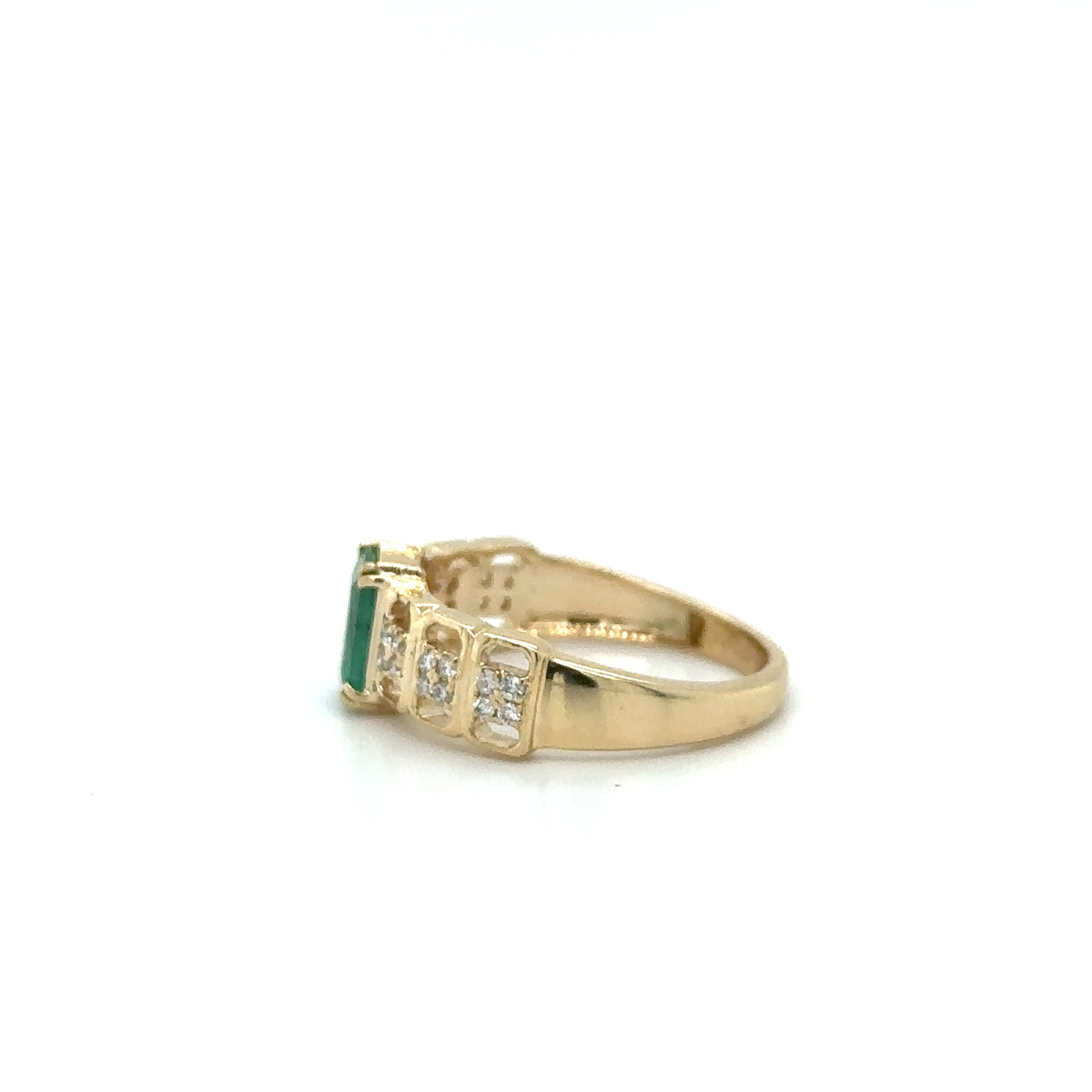 Anillo De Oro Amarillo De 14K Con Esmeralda Y Diamantes 0.92 TCW.