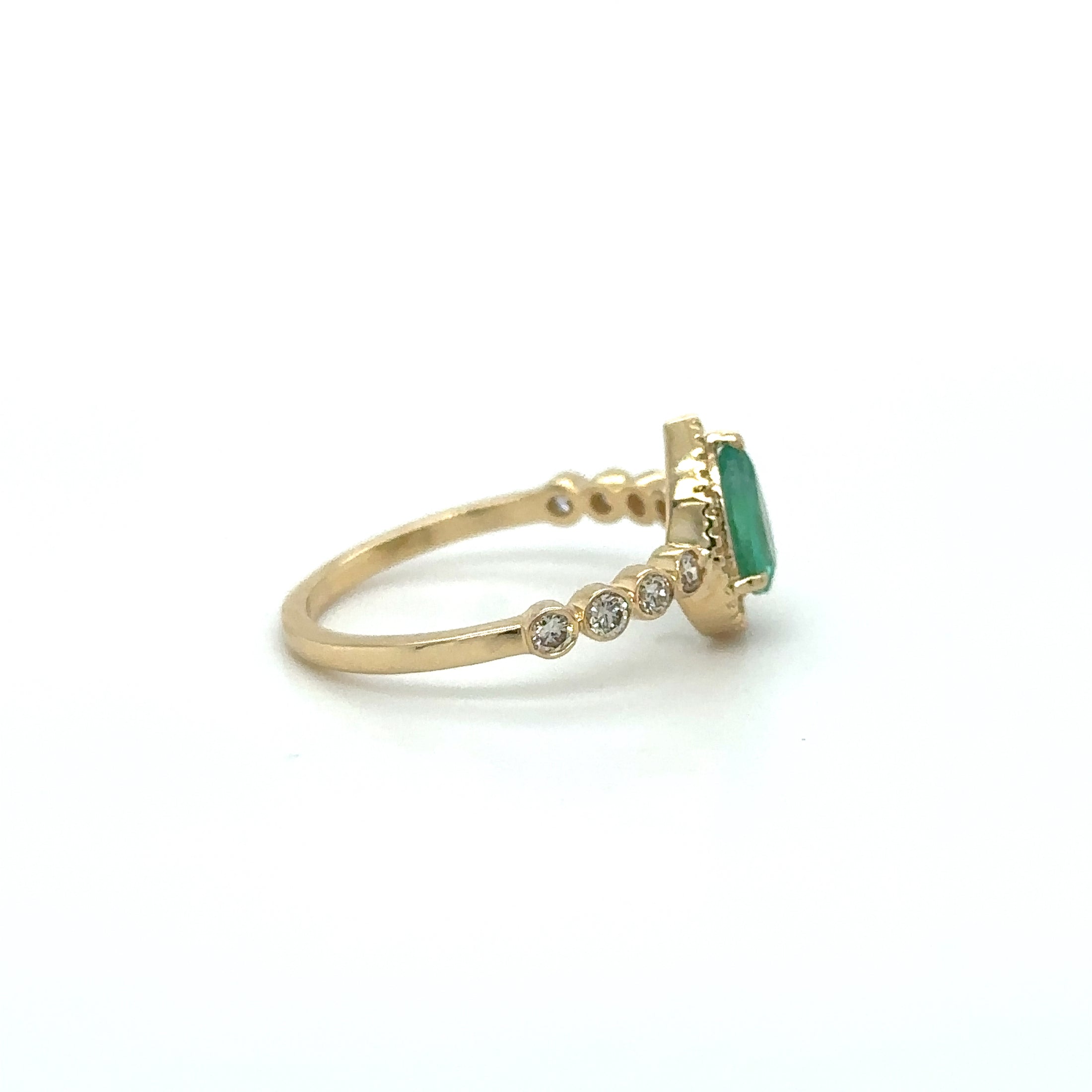 Anillo De Esmeralda En Oro Amarillo De 14K Con Diamantes 0.86 TCW.
