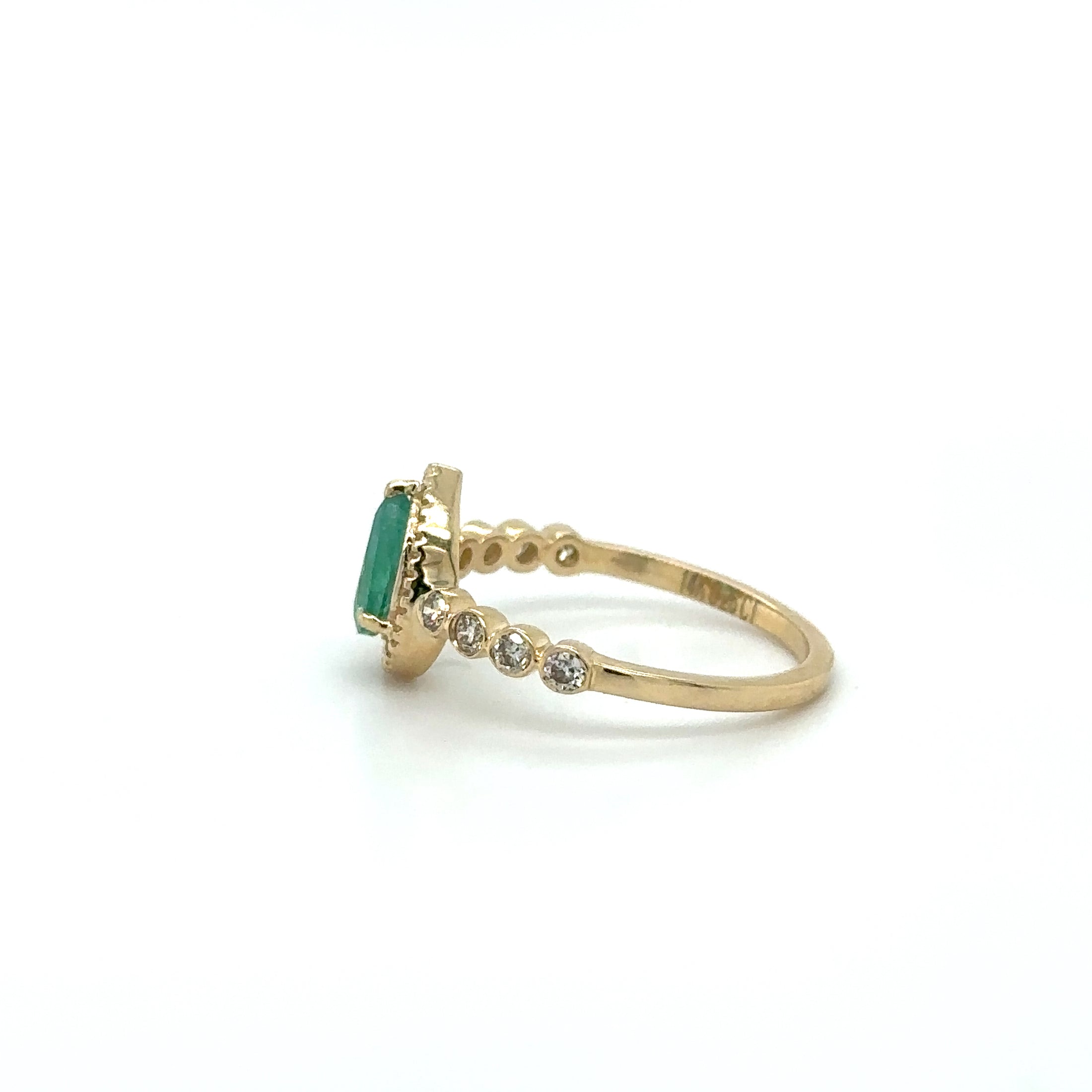 Anillo De Esmeralda En Oro Amarillo De 14K Con Diamantes 0.86 TCW.