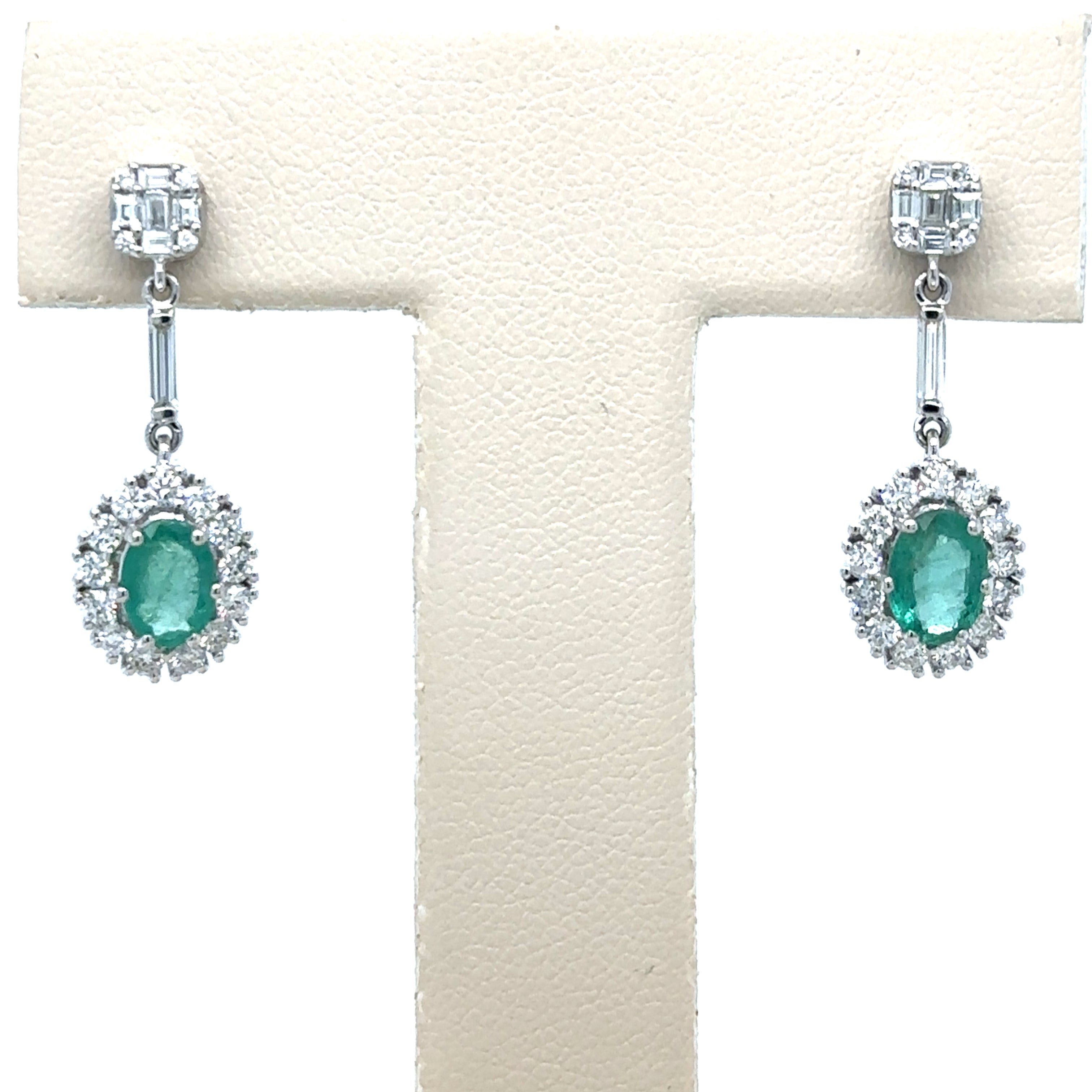 Pendiente De Oro Blanco De 18 Quilates Con Esmeraldas Y Diamantes 2.4 Ct.