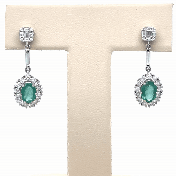 Pendiente De Oro Blanco De 18 Quilates Con Esmeraldas Y Diamantes 2.4 Ct.