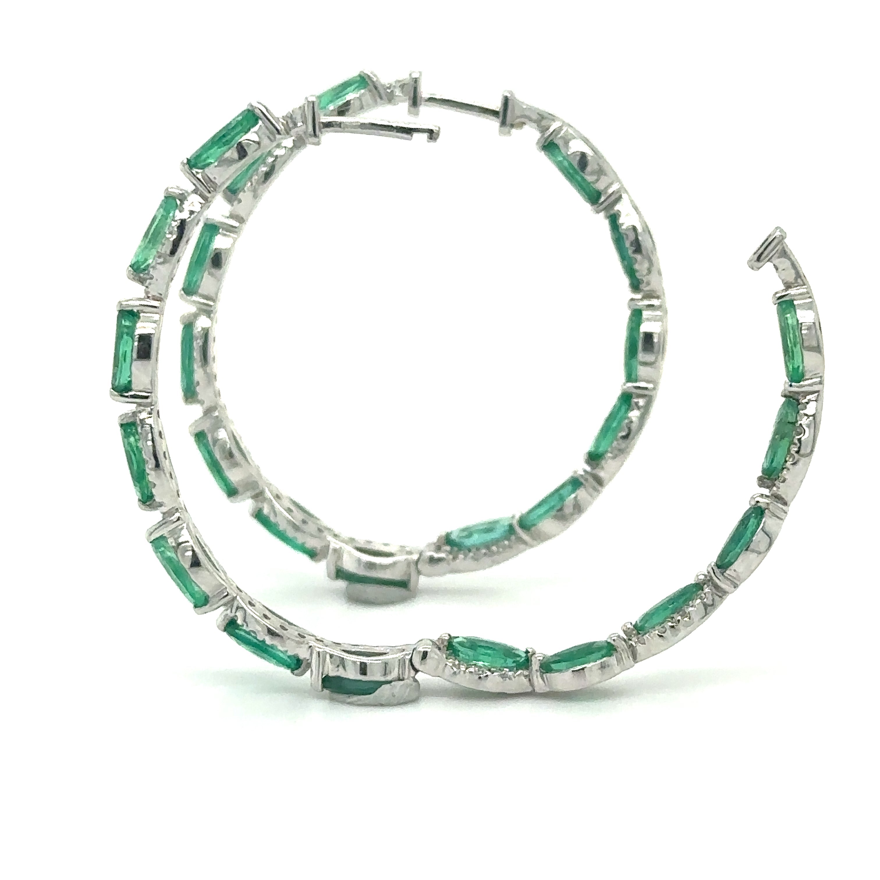 Pendiente Aro De Oro Blanco De 18 Quilates Con Esmeraldas Y Diamantes 5.28 Ct.