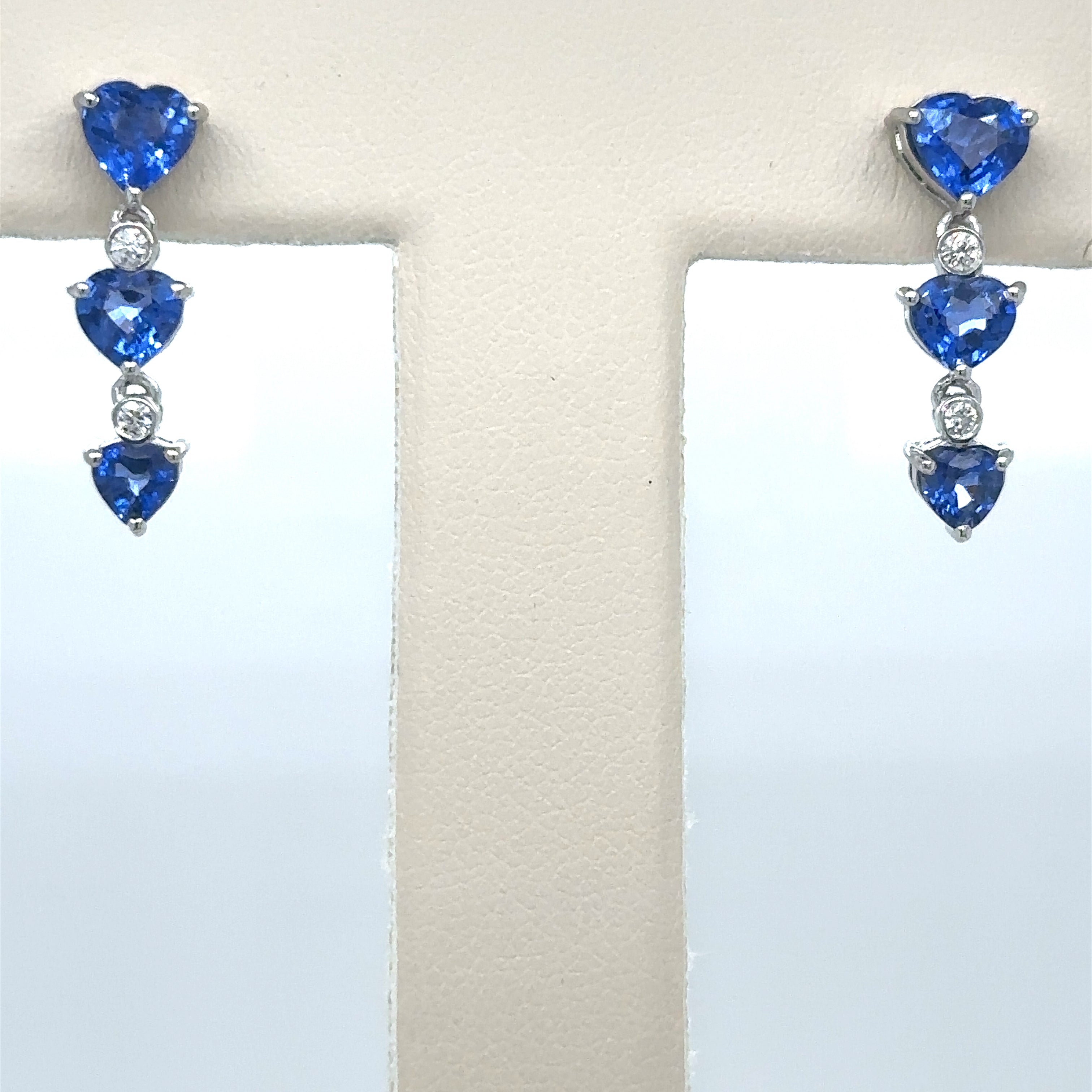 Pendiente De Zafiro En Forma De Corazón Y Diamantes En Forma De Corazón De Oro Blanco De 18 Quilates 3.25 Ct.