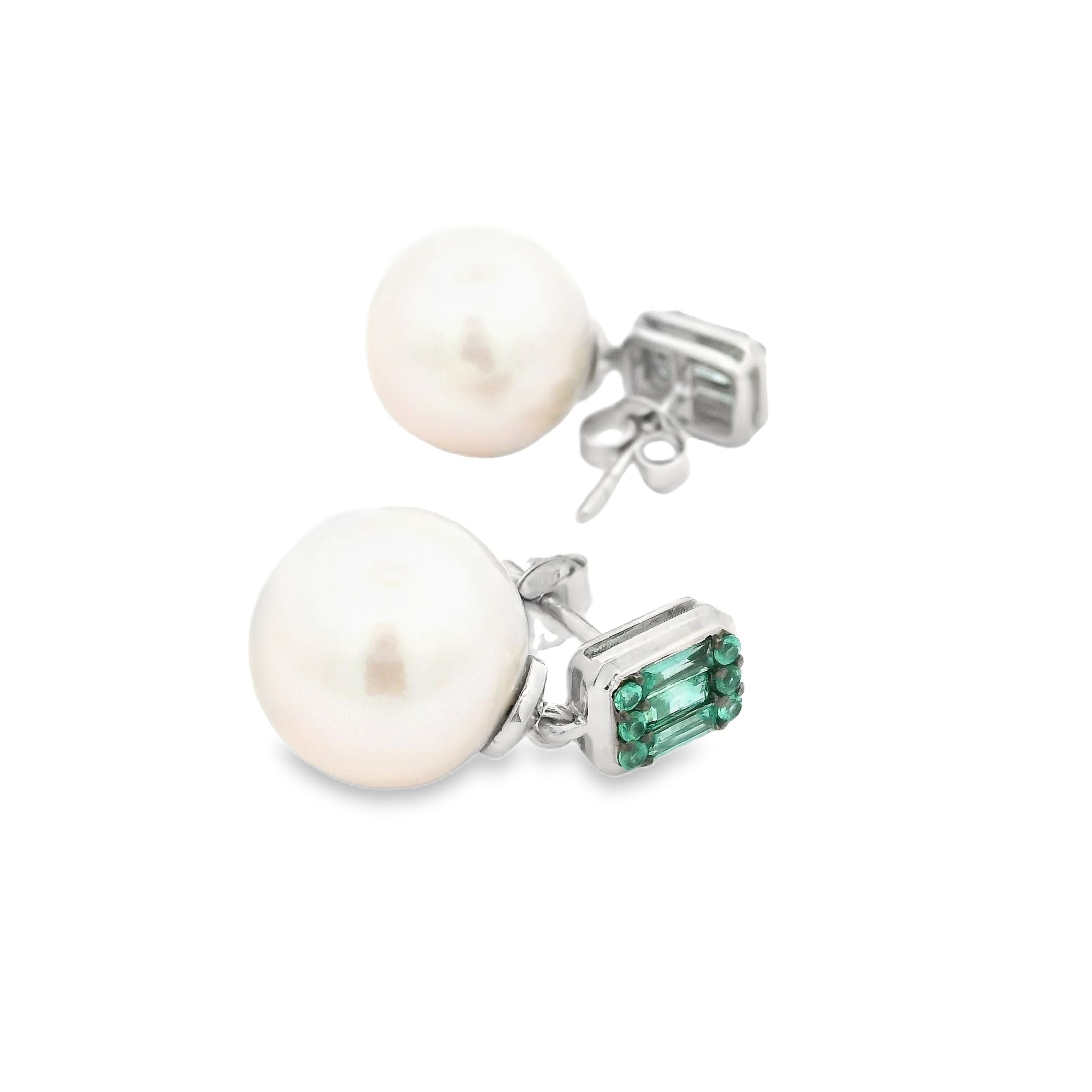 Pendiente De Perlas Y Esmeraldas De Agua Dulce De Oro Blanco De 14 Kt 25.21 Ct.