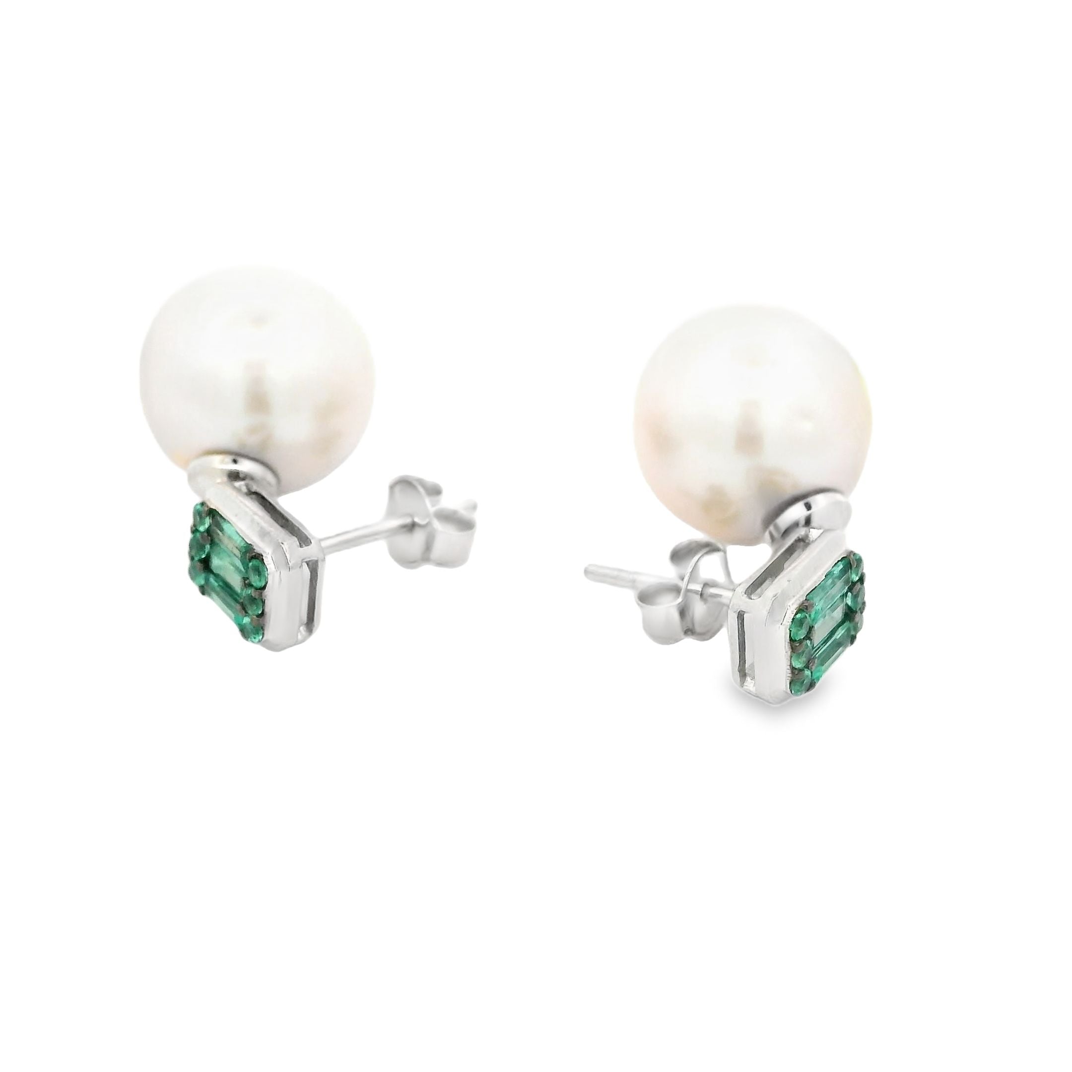 Pendiente De Perlas Y Esmeraldas De Agua Dulce De Oro Blanco De 14 Kt 25.21 Ct.