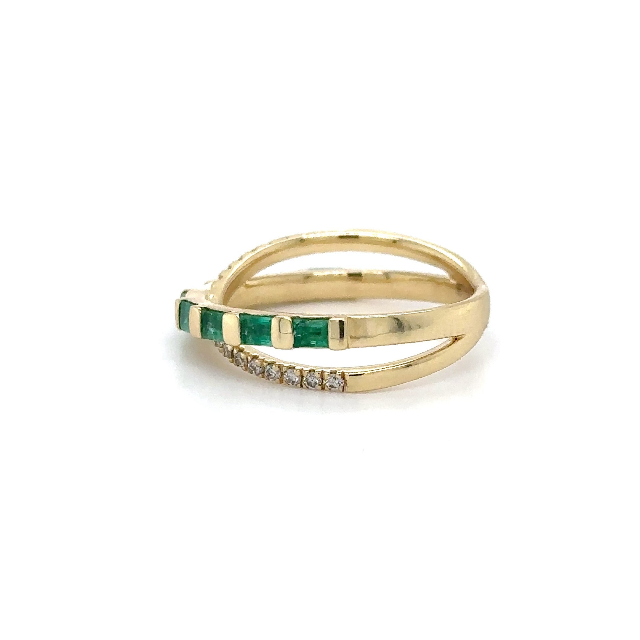 Anillo De Oro Amarillo De 14 Quilates Con Esmeraldas Y Diamantes 0.8 Ct.
