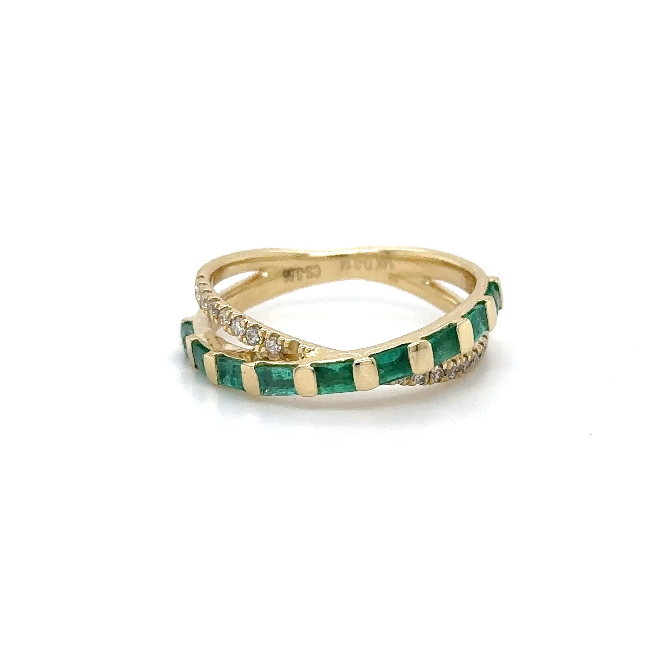 Anillo De Oro Amarillo De 14 Quilates Con Esmeraldas Y Diamantes 0.8 Ct.