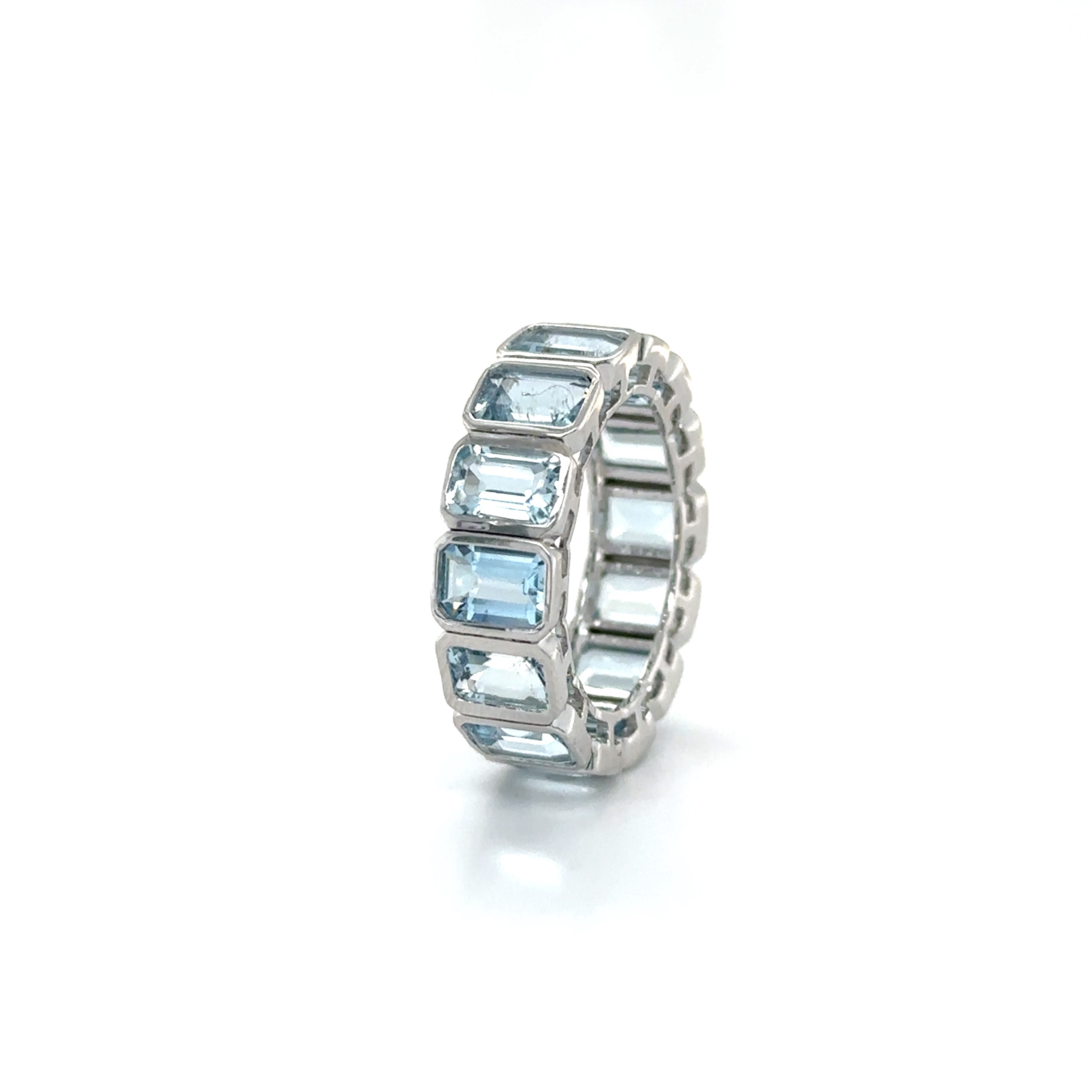 Anillo De Eternidad De Aguamarina De Corte Esmeralda De Oro Blanco De 14Kt 6.46 Ct.