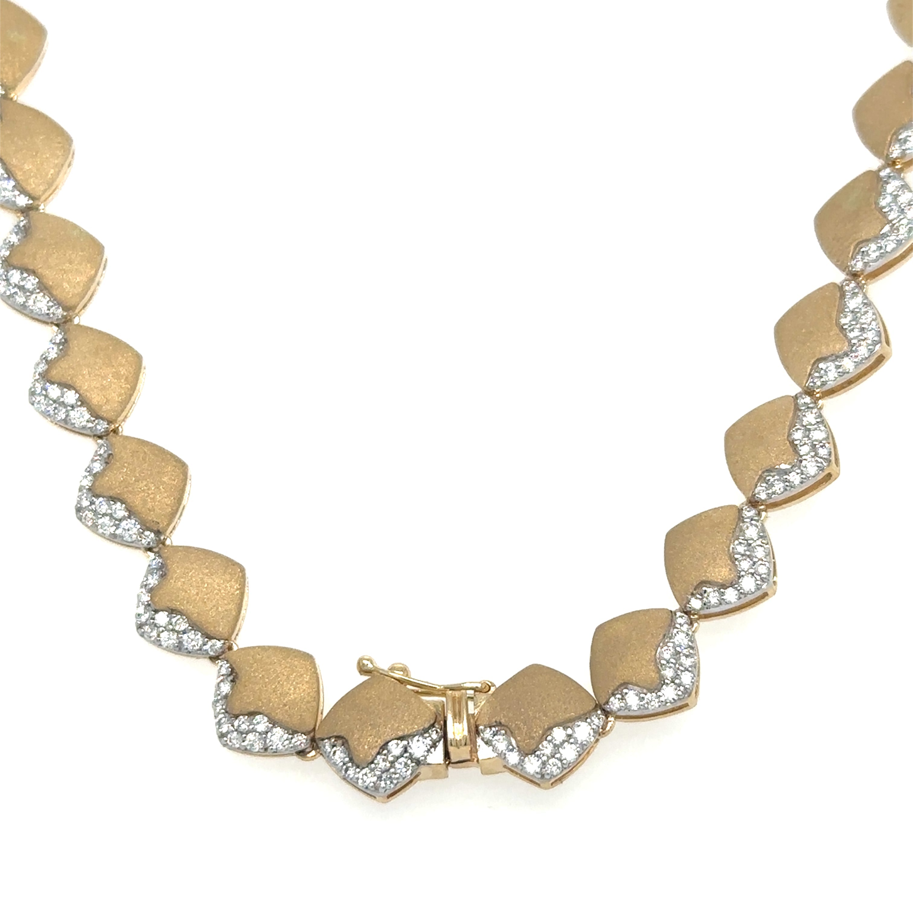 Collar De Oro Amarillo De 14 Quilates Con Acabado Mate Y Diamantes 6.84 Ct.