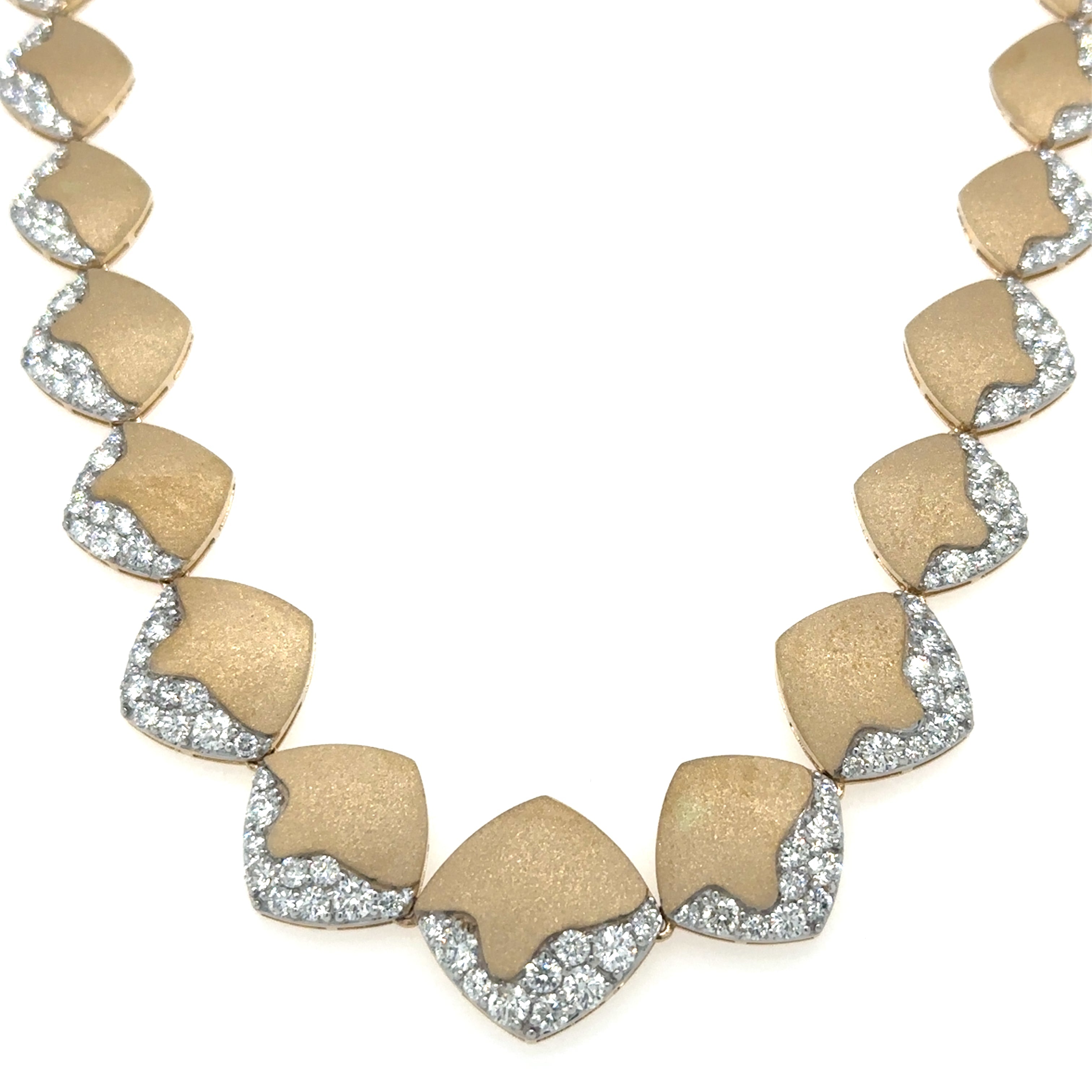Collar De Oro Amarillo De 14 Quilates Con Acabado Mate Y Diamantes 6.84 Ct.