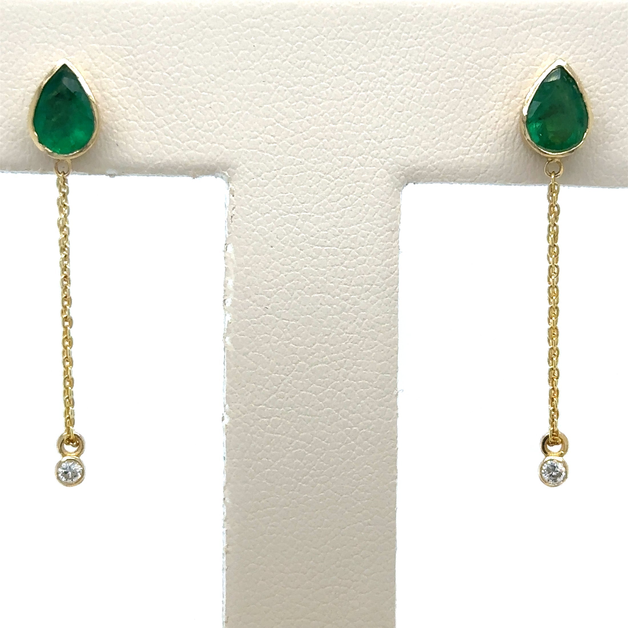 Pendientes En Oro Amarillo De 14K Con Esmeralda En Forma De Pera Y Diamantes 1.11 TCW.