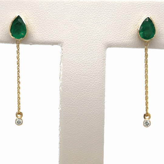 Pendientes En Oro Amarillo De 14K Con Esmeralda En Forma De Pera Y Diamantes 1.11 TCW.