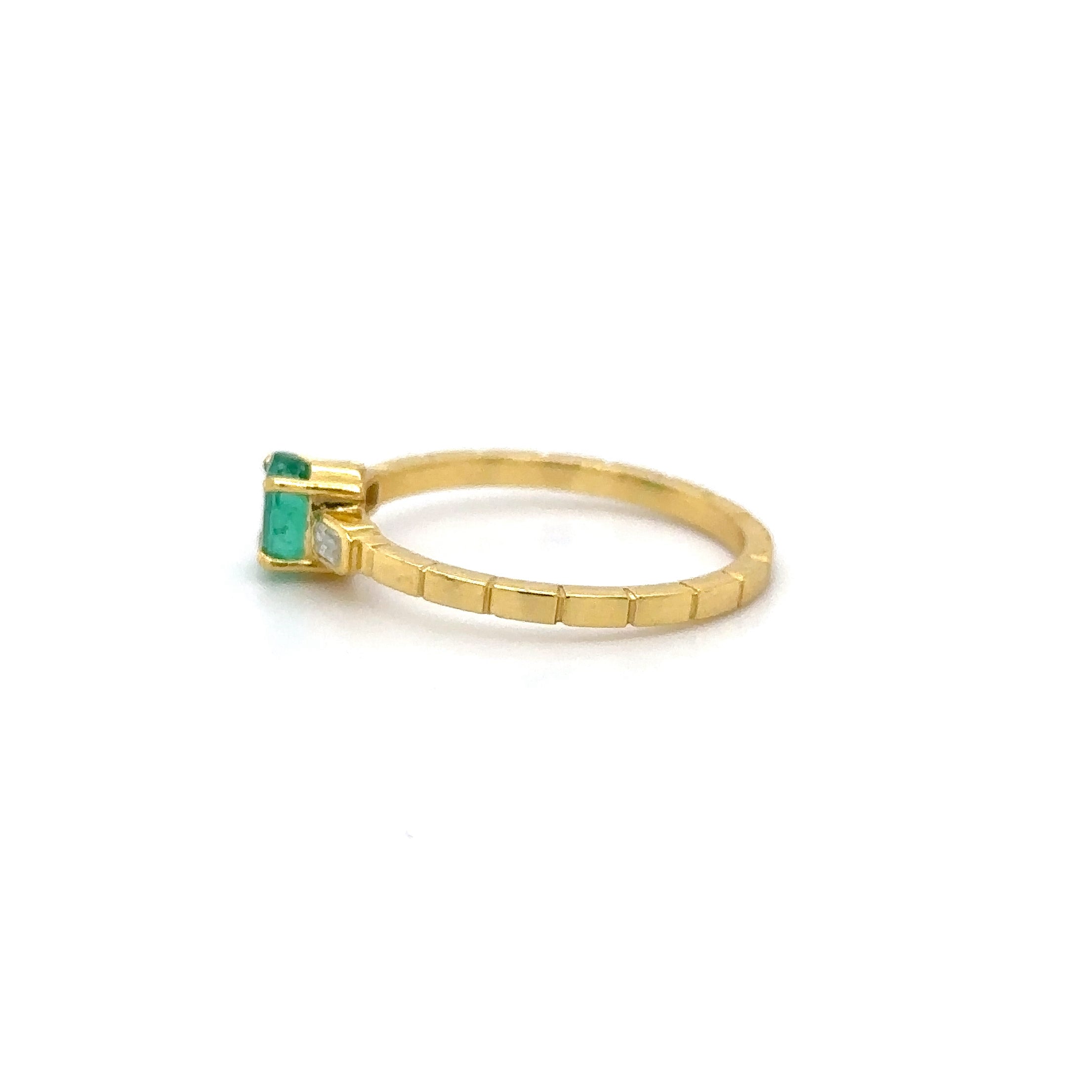 Anillo De Oro Amarillo De 14K Con Esmeraldas Y Diamantes 0.63 Ct.