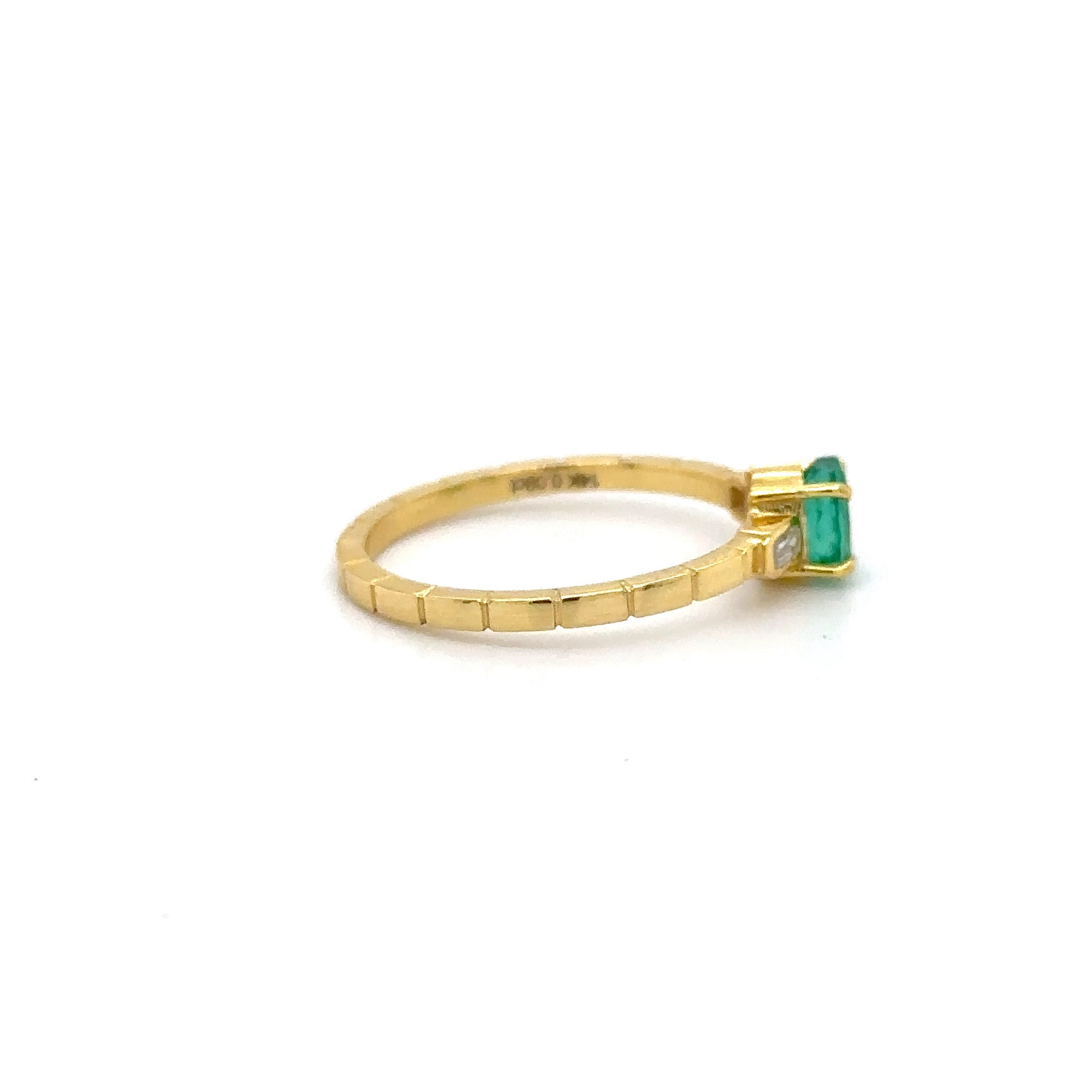 Anillo De Oro Amarillo De 14K Con Esmeraldas Y Diamantes 0.63 Ct.