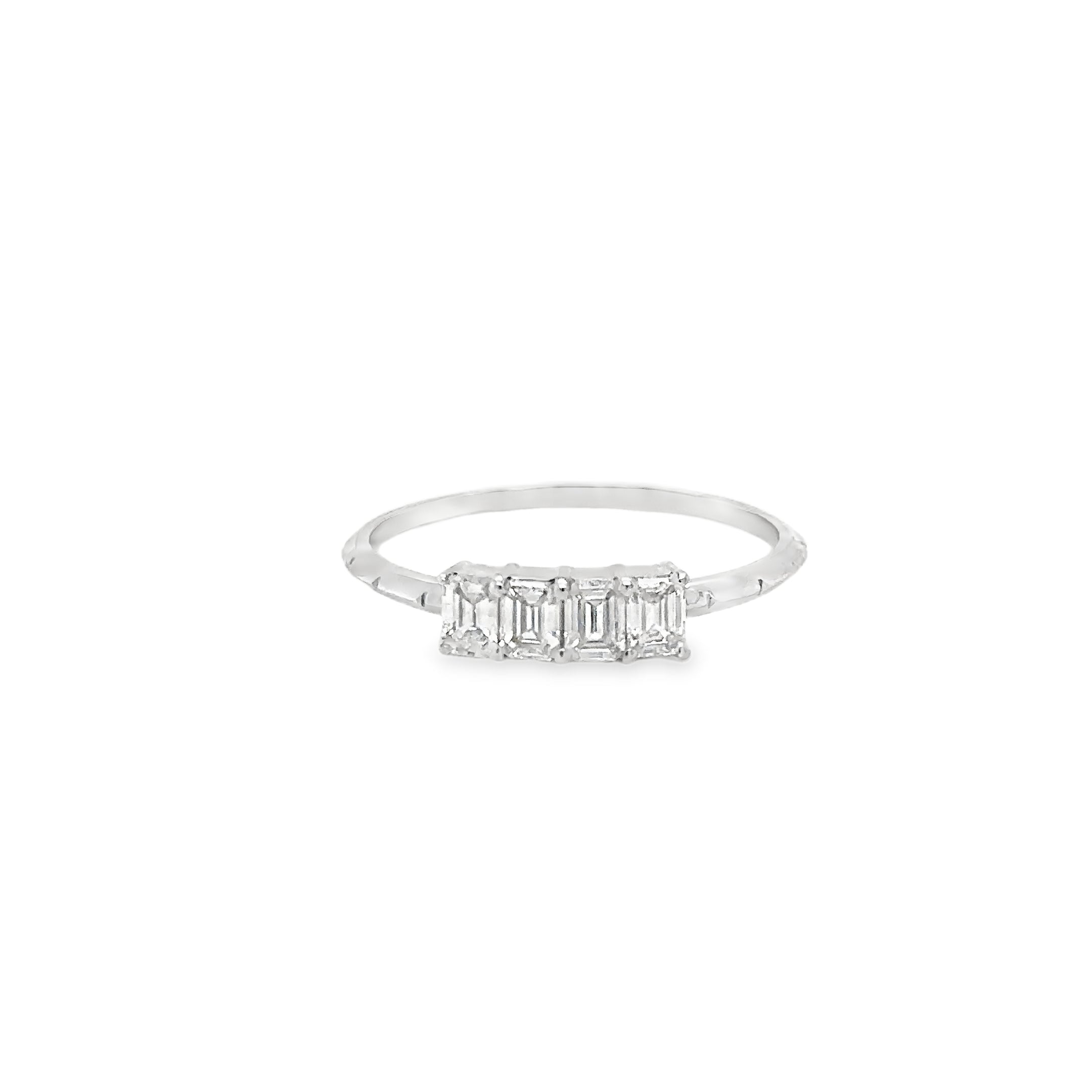 Anillo De Diamantes Baguette De Oro Blanco De 14 Kt 0.46 Ct.