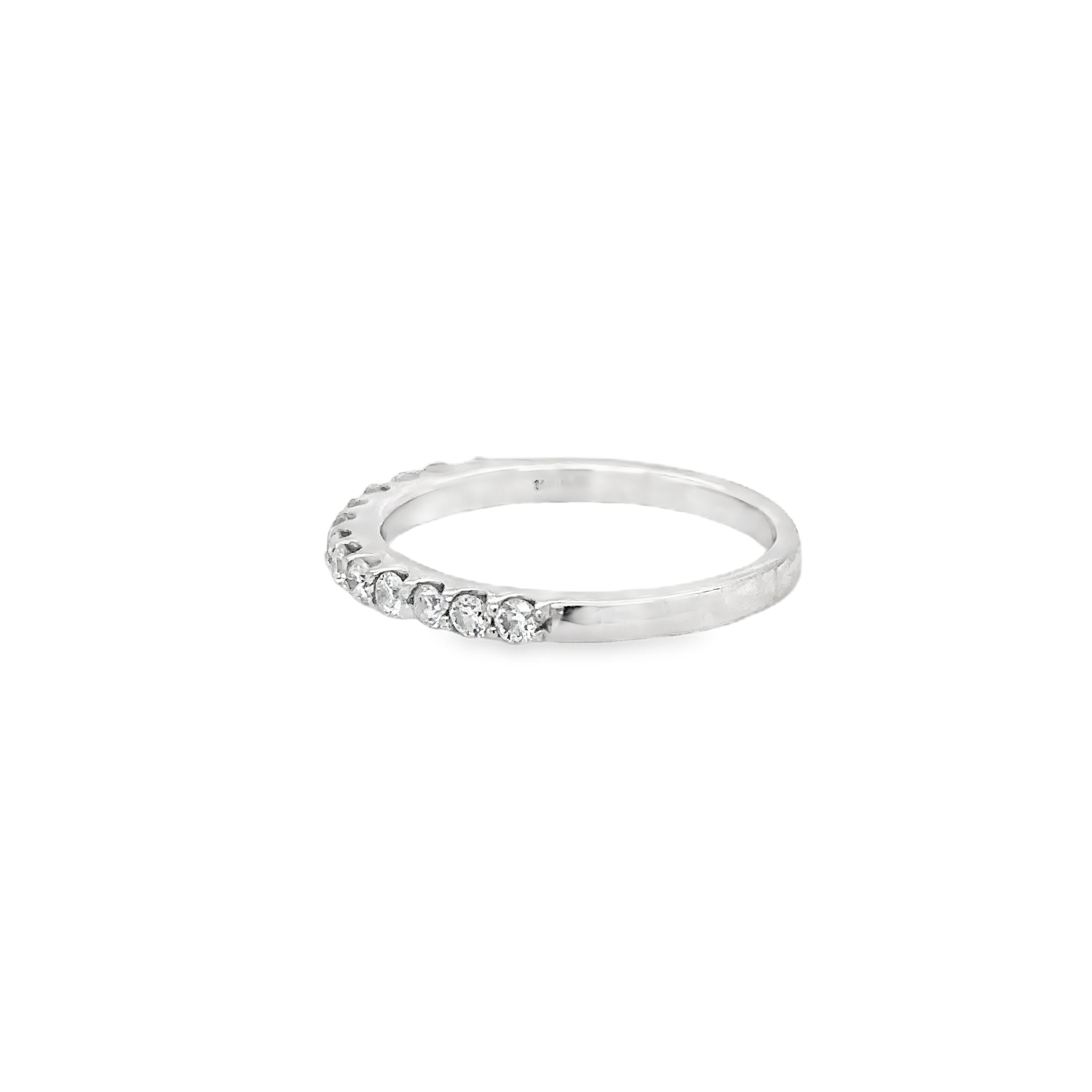 Anillo De Oro Blanco De 14 Quilates Con Diamantes Media Banda 0.38 Ct.