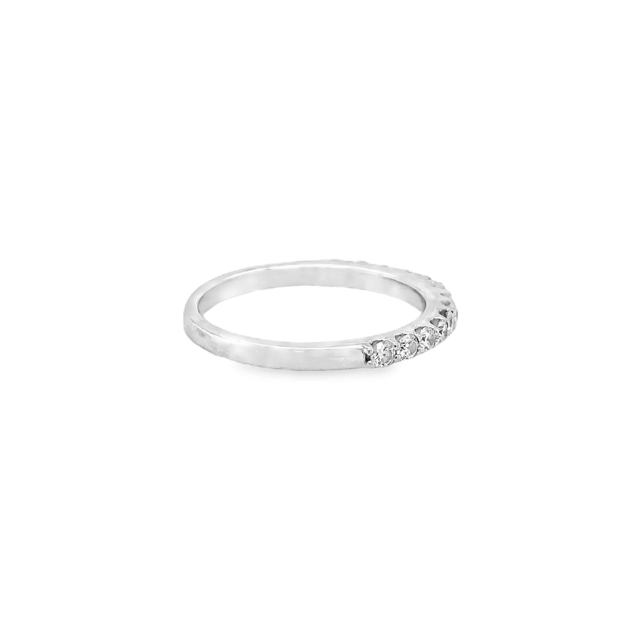 Anillo De Oro Blanco De 14 Quilates Con Diamantes Media Banda 0.38 Ct.