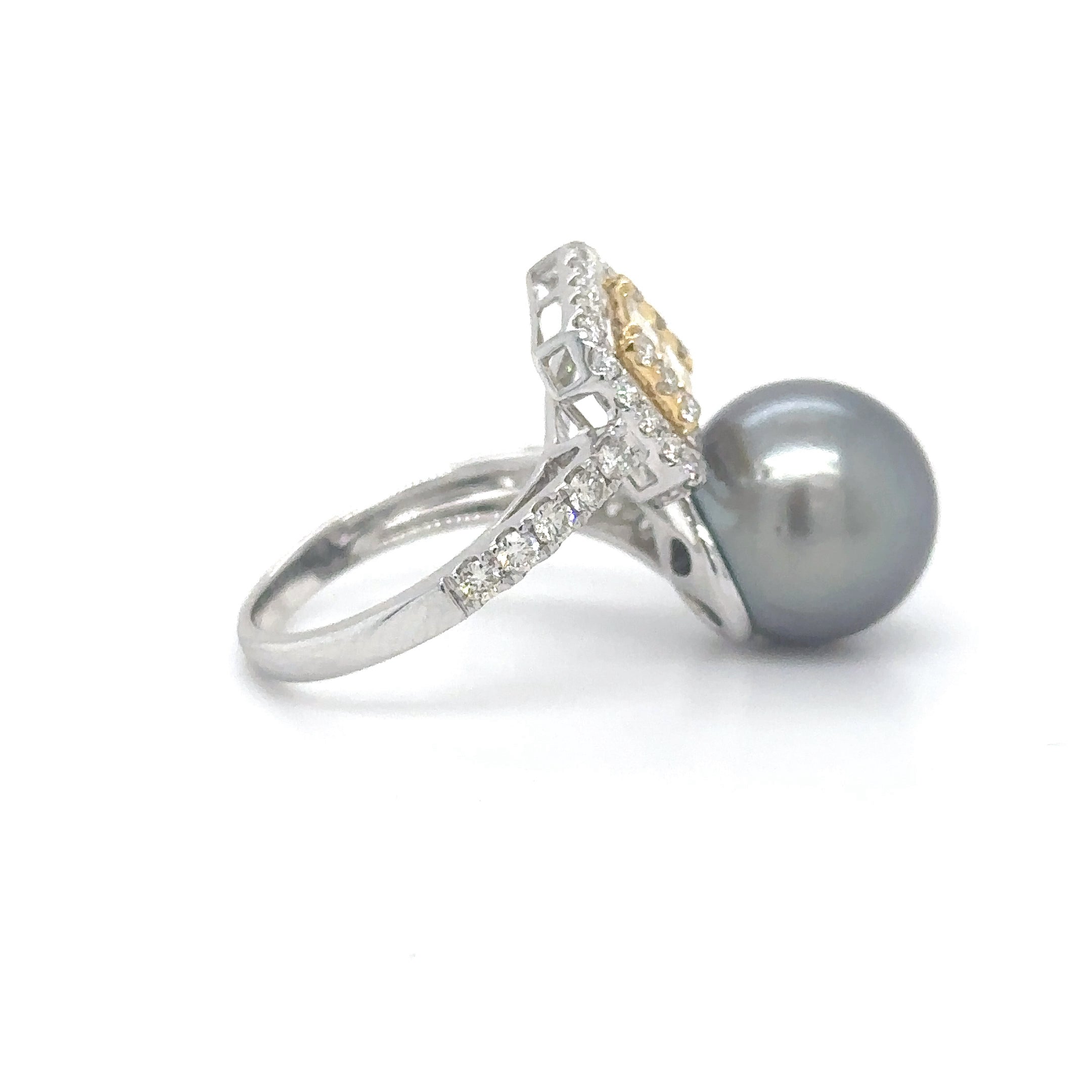 Anillo De Oro Blanco De 18 Quilates Con Perlas Y Diamantes 1.12 Ct.