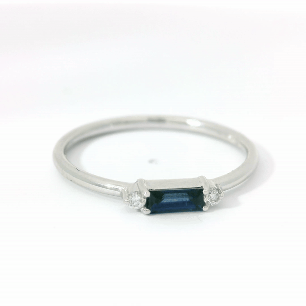 Anillo De Oro Blanco De 18 Quilates, Zafiro Azul Y Diamantes 0.26 Ct.