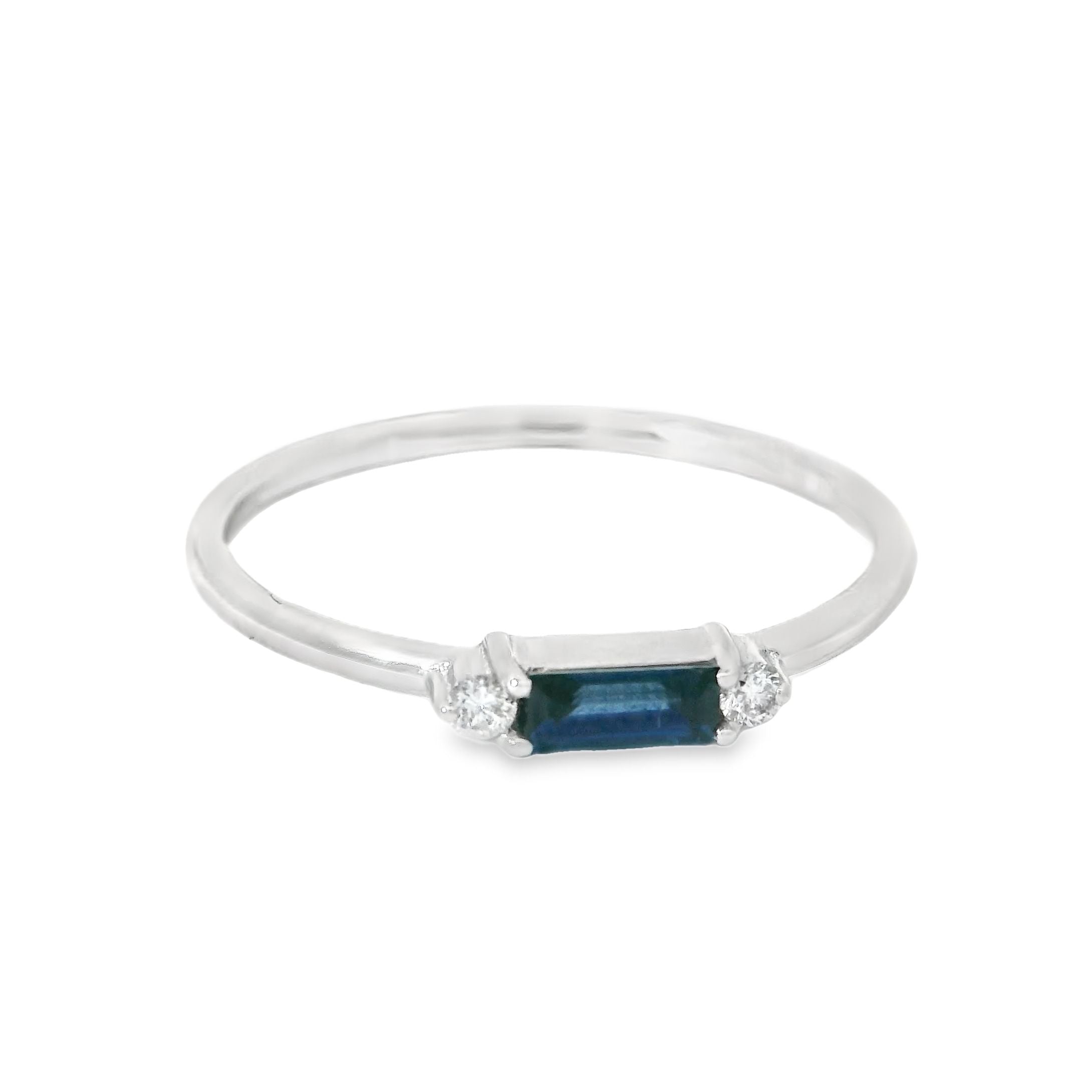 Anillo De Oro Blanco De 18 Quilates, Zafiro Azul Y Diamantes 0.26 Ct.