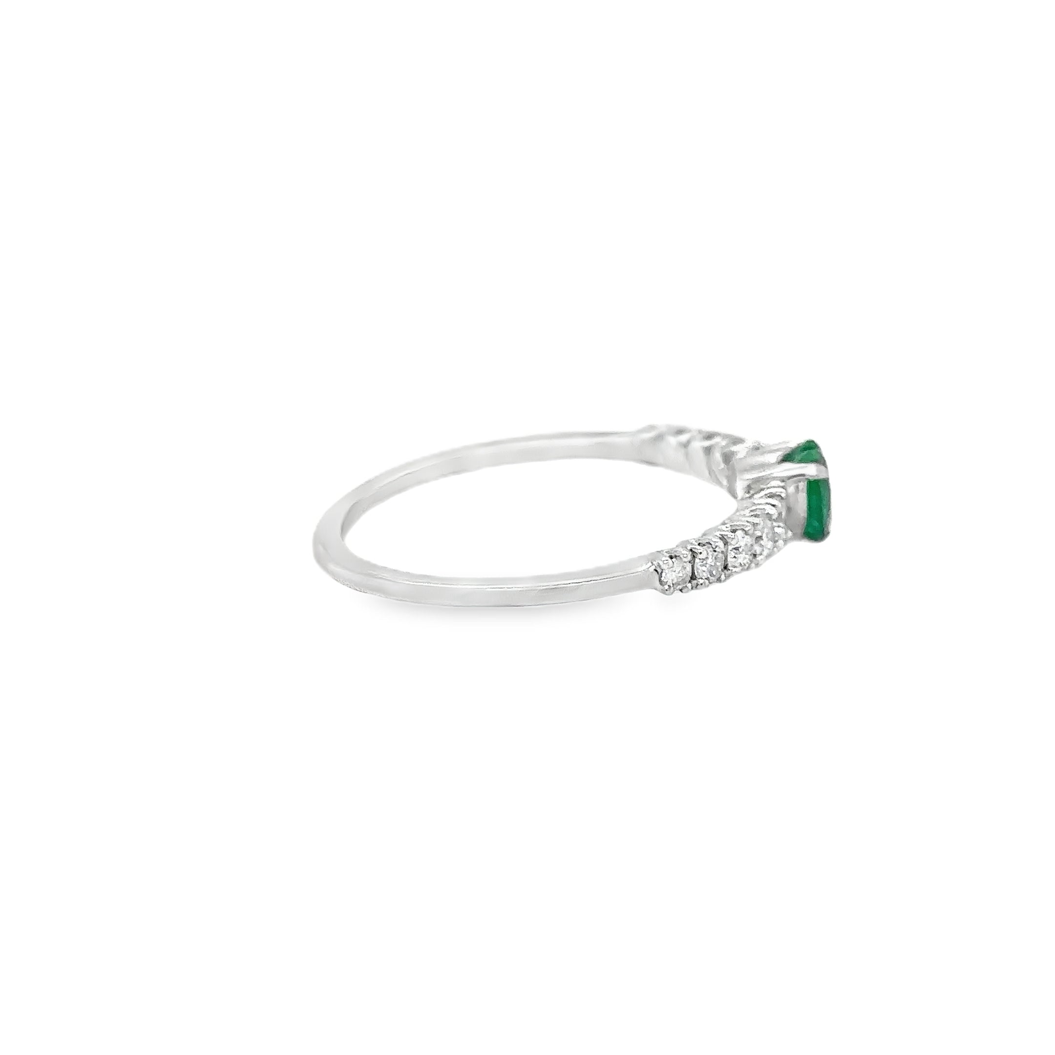 Anillo En Oro Blanco De 18Kt Con Esmeralda Y Diamantes, 0.71 CT