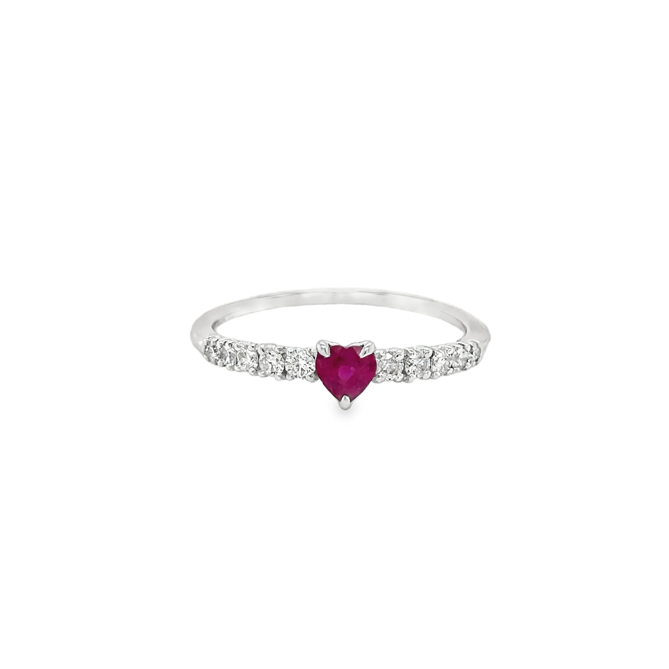 Anillo Corazón De Rubí Y Diamantes En Oro Blanco De 18Kt, 0.49 CT