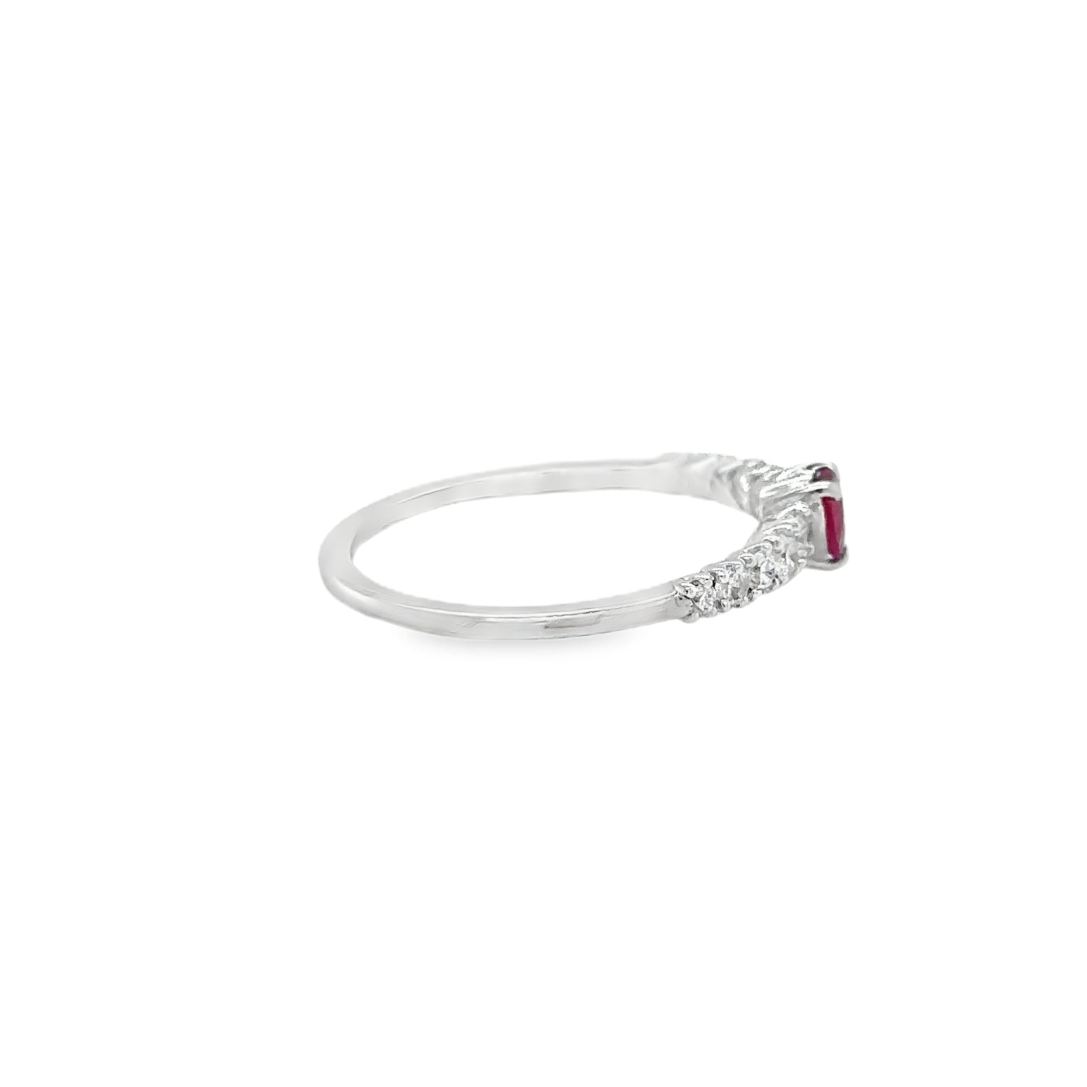 Anillo Corazón De Rubí Y Diamantes En Oro Blanco De 18Kt, 0.49 CT