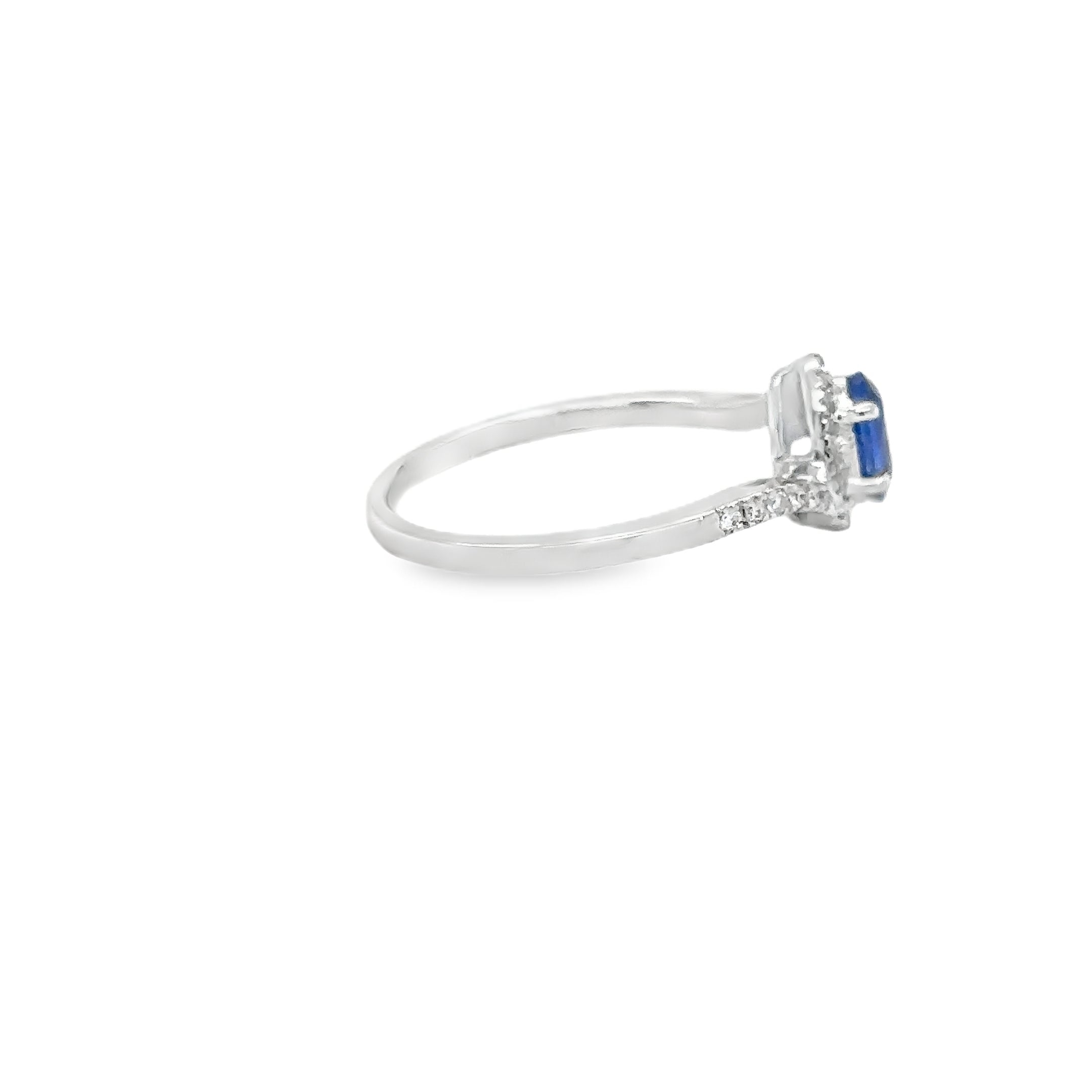 Anillo Oro Blanco De 18 Quilates, Zafiro Azul Y Diamantes 0.85 Ct.