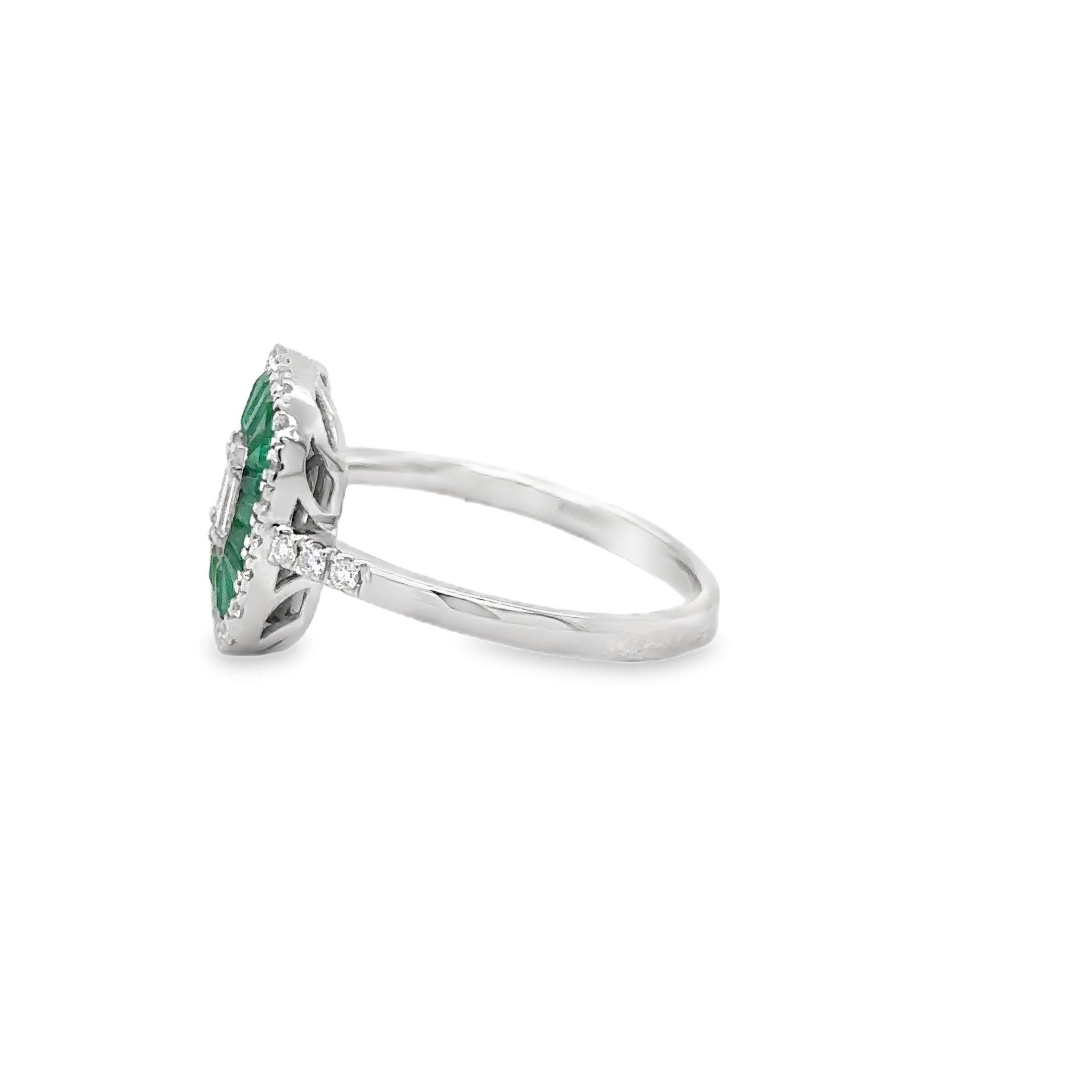 Anillo De Oro Blanco De 14 Quilates Con Esmeraldas Y Diamantes 1.33 Ct.