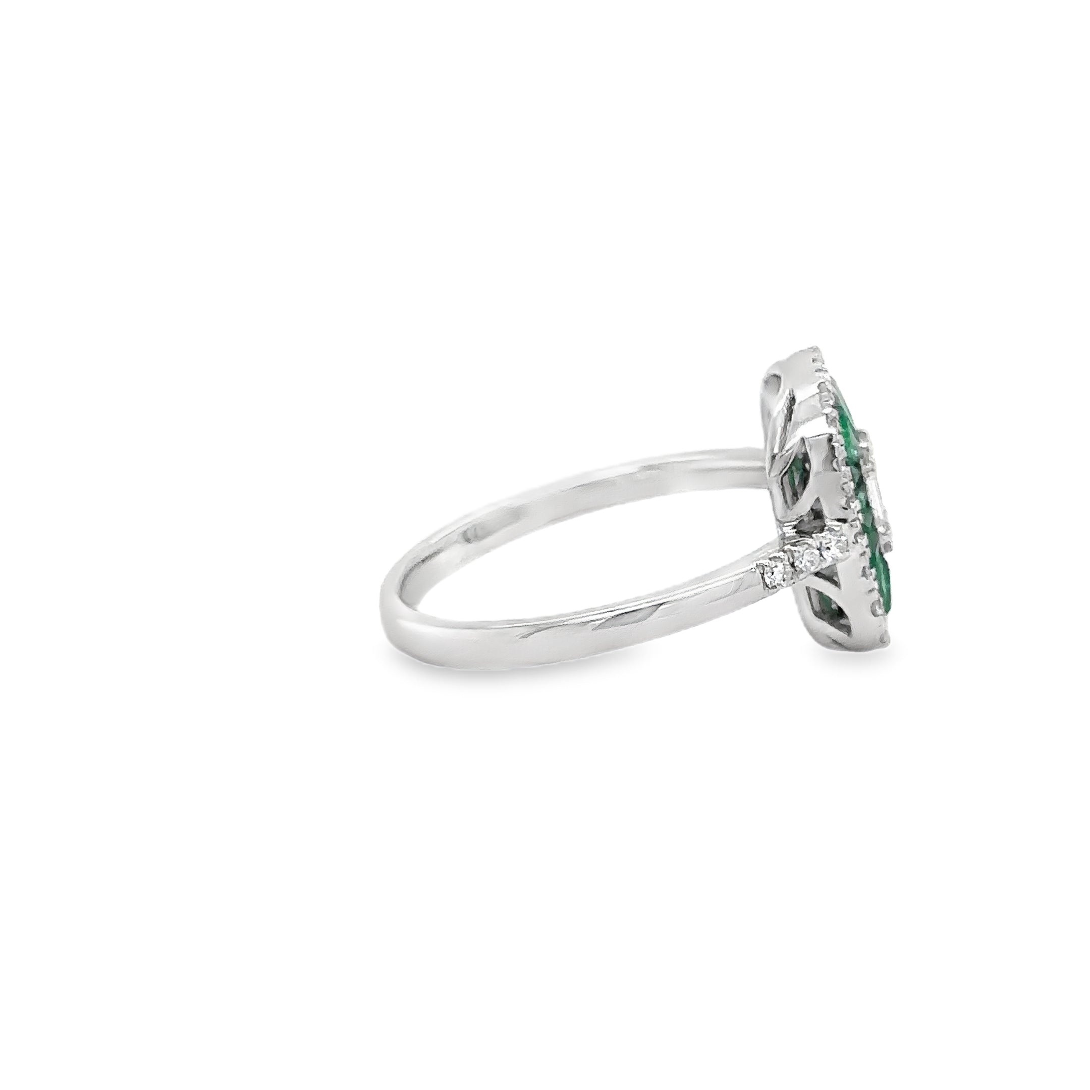 Anillo De Oro Blanco De 14 Quilates Con Esmeraldas Y Diamantes 1.33 Ct.
