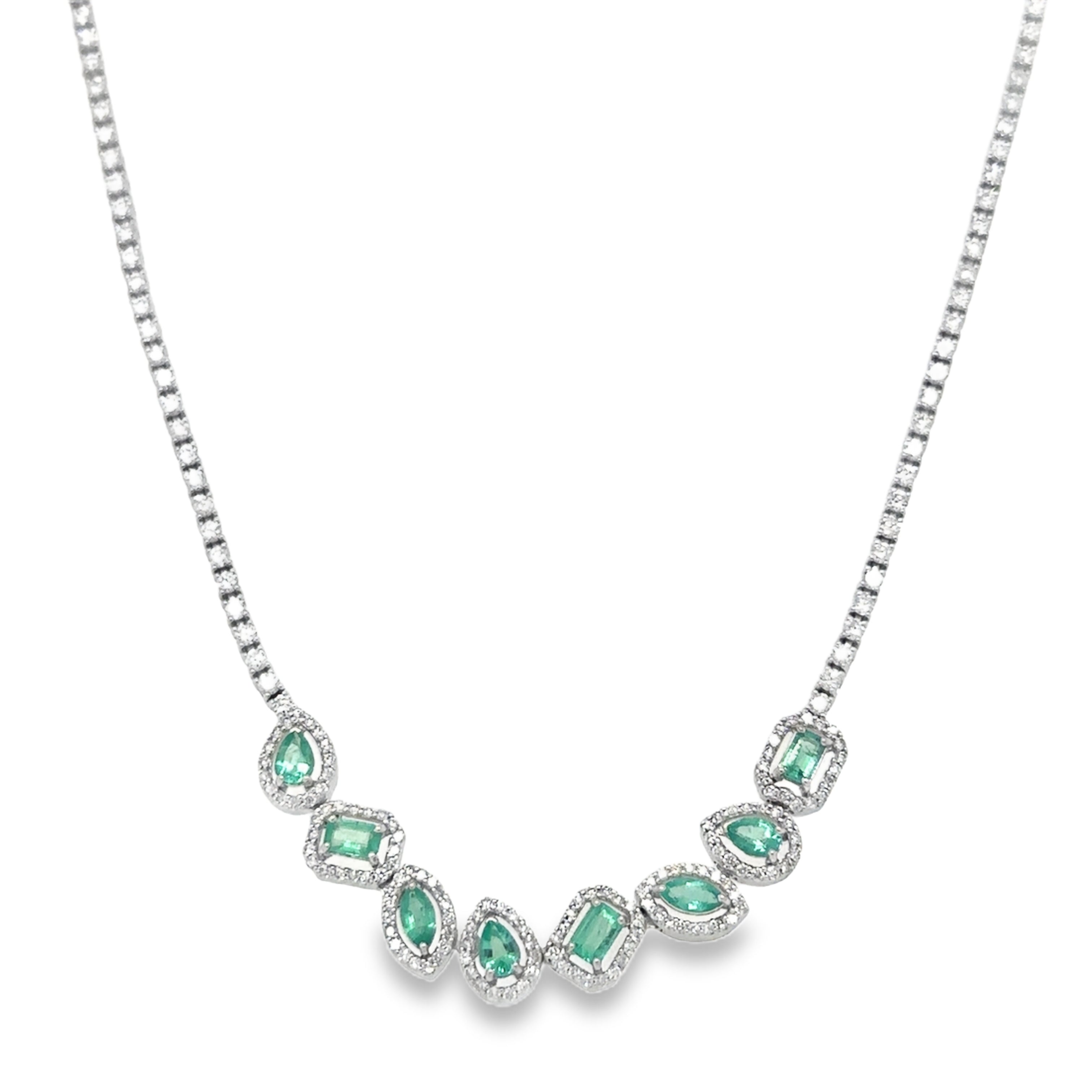 Collar De Oro Blanco De 18 Quilates Con Esmeraldas Y Diamantes 2.39 Ct.