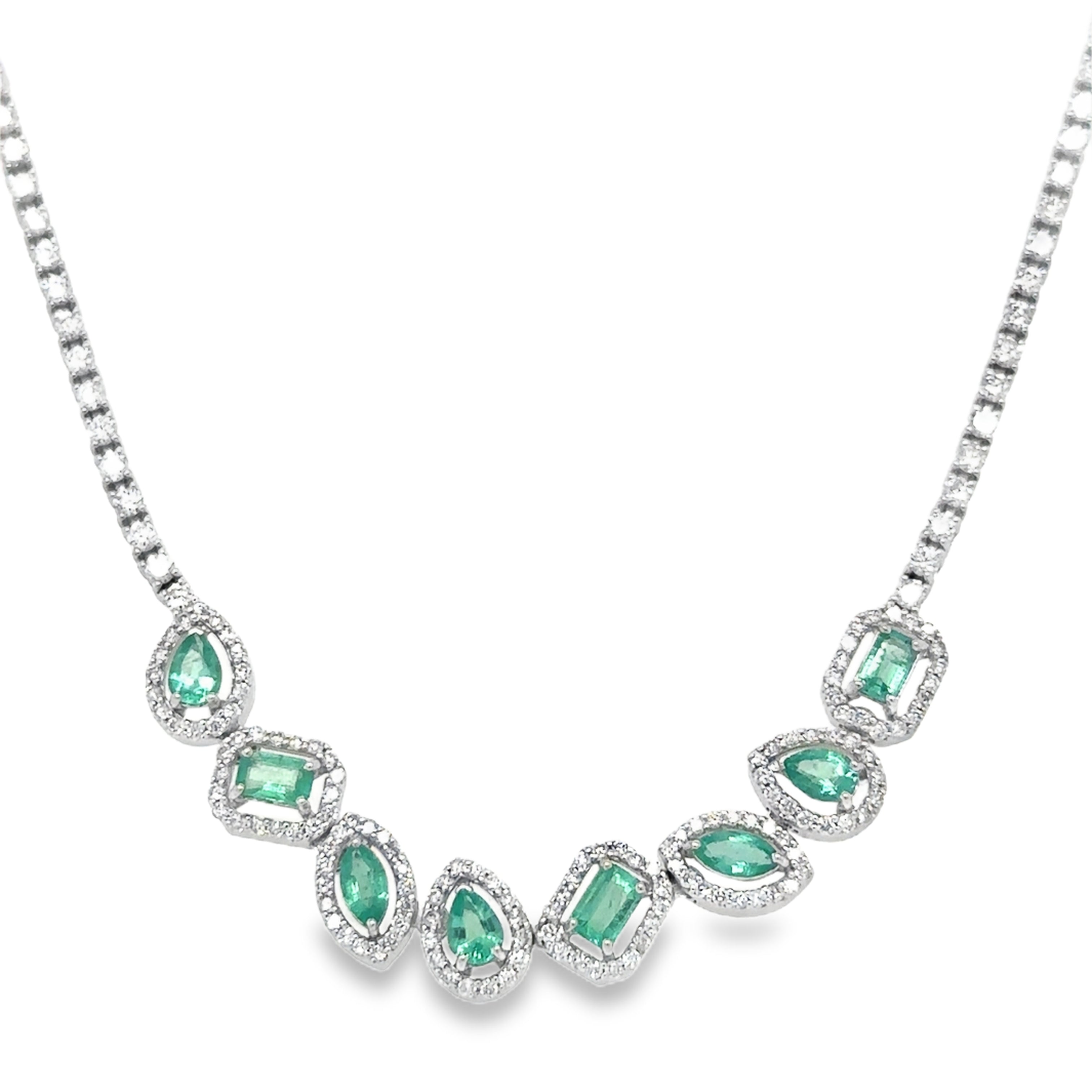 Collar De Oro Blanco De 18 Quilates Con Esmeraldas Y Diamantes 2.39 Ct.