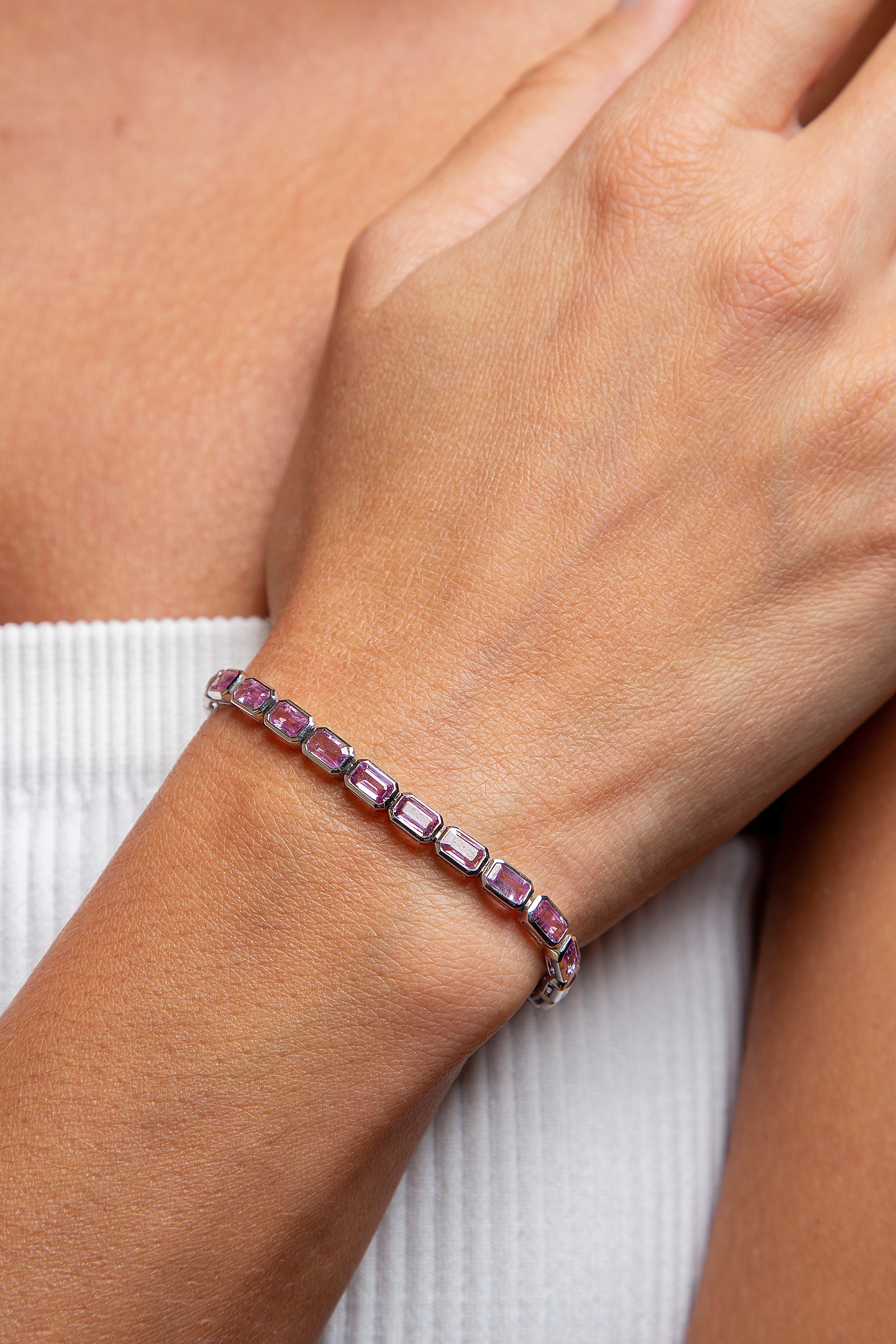 Pulsera Tennis Bezel Zafiro Rosa Oro Blanco 14K 7.71 ct.