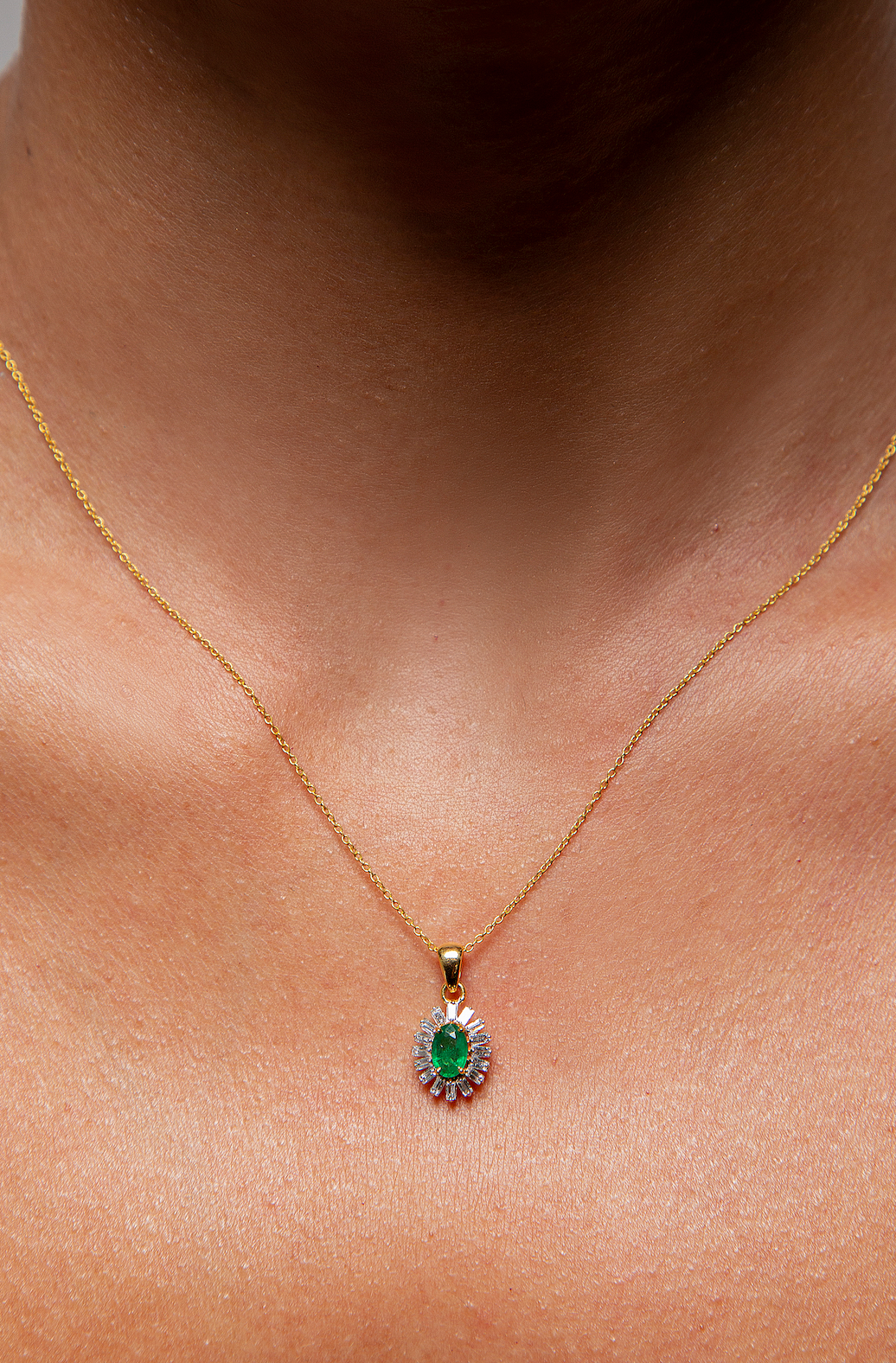 Collar Dije Halo Diamante Esmeralda Oro Amarillo 14K 0.65 ct.