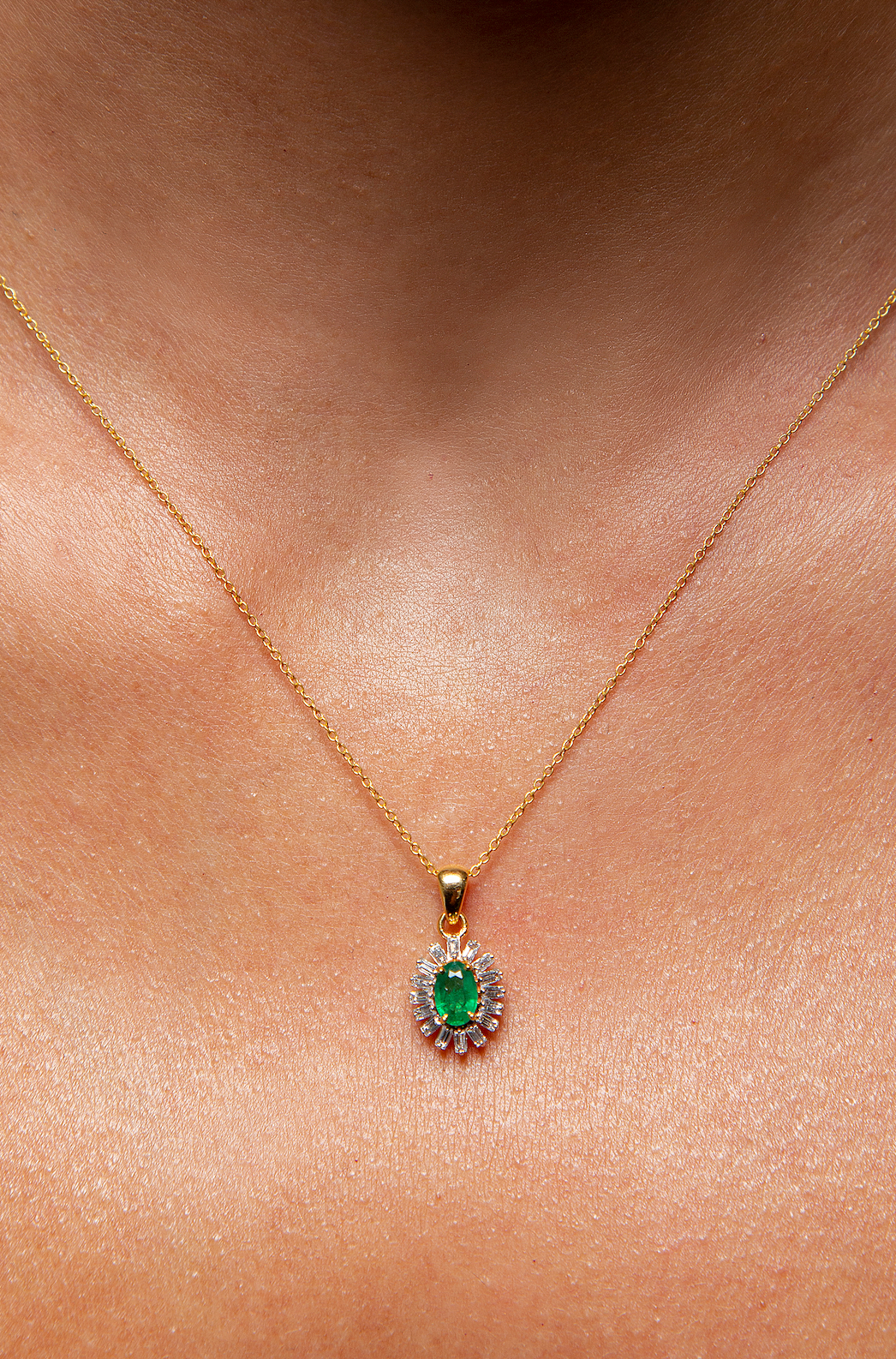 Collar Dije Halo Diamante Esmeralda Oro Amarillo 14K 0.65 ct.