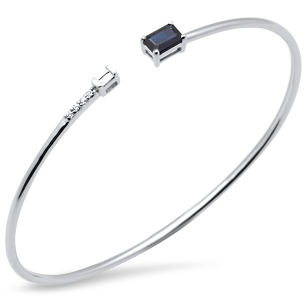 Brazalete abierto de oro blanco de 14K con diamantes y zafiro azul, 0.74CT.