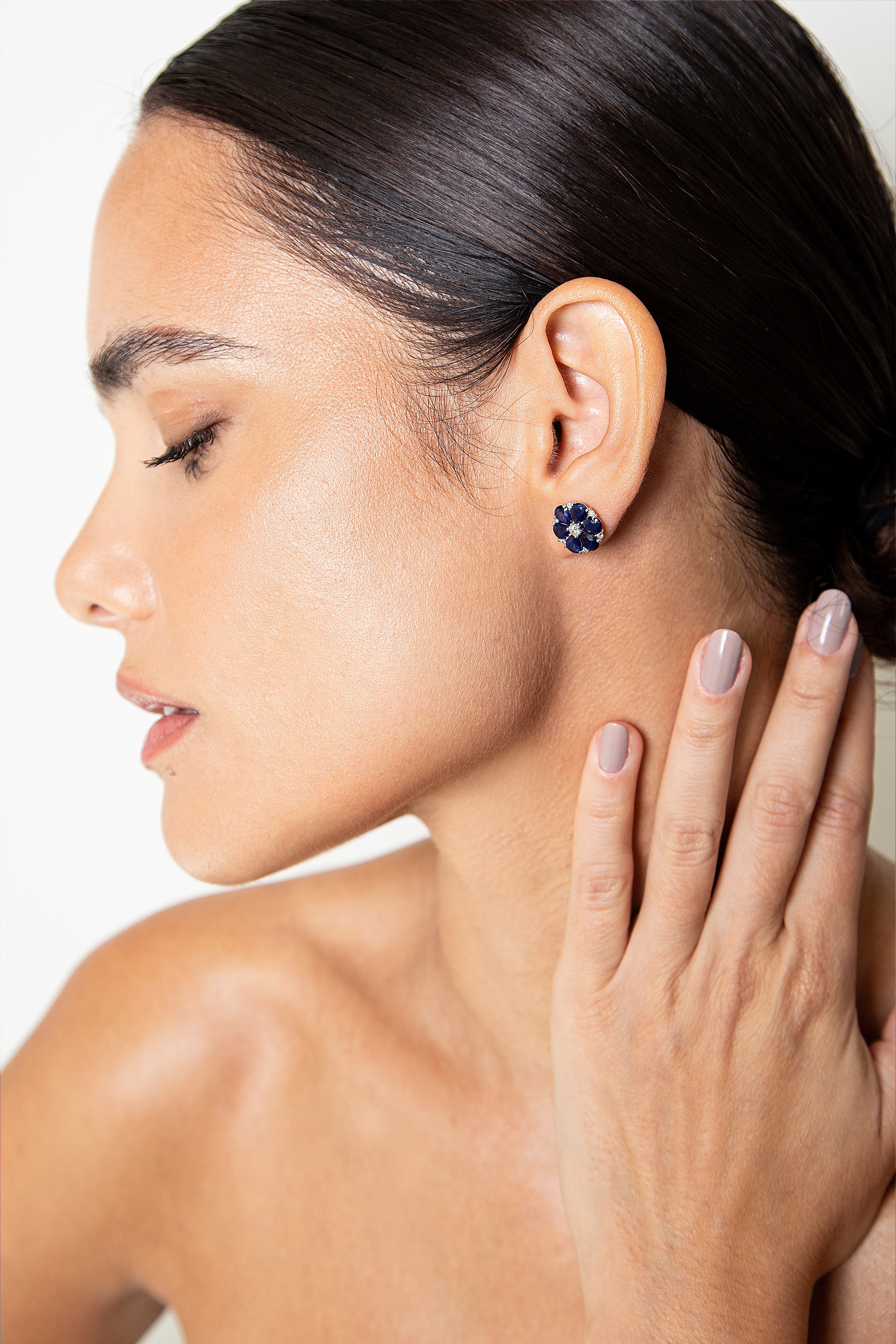 Aretes Studs Flor Diamante Zafiro Oro Blanco 14K 4.55 ct.