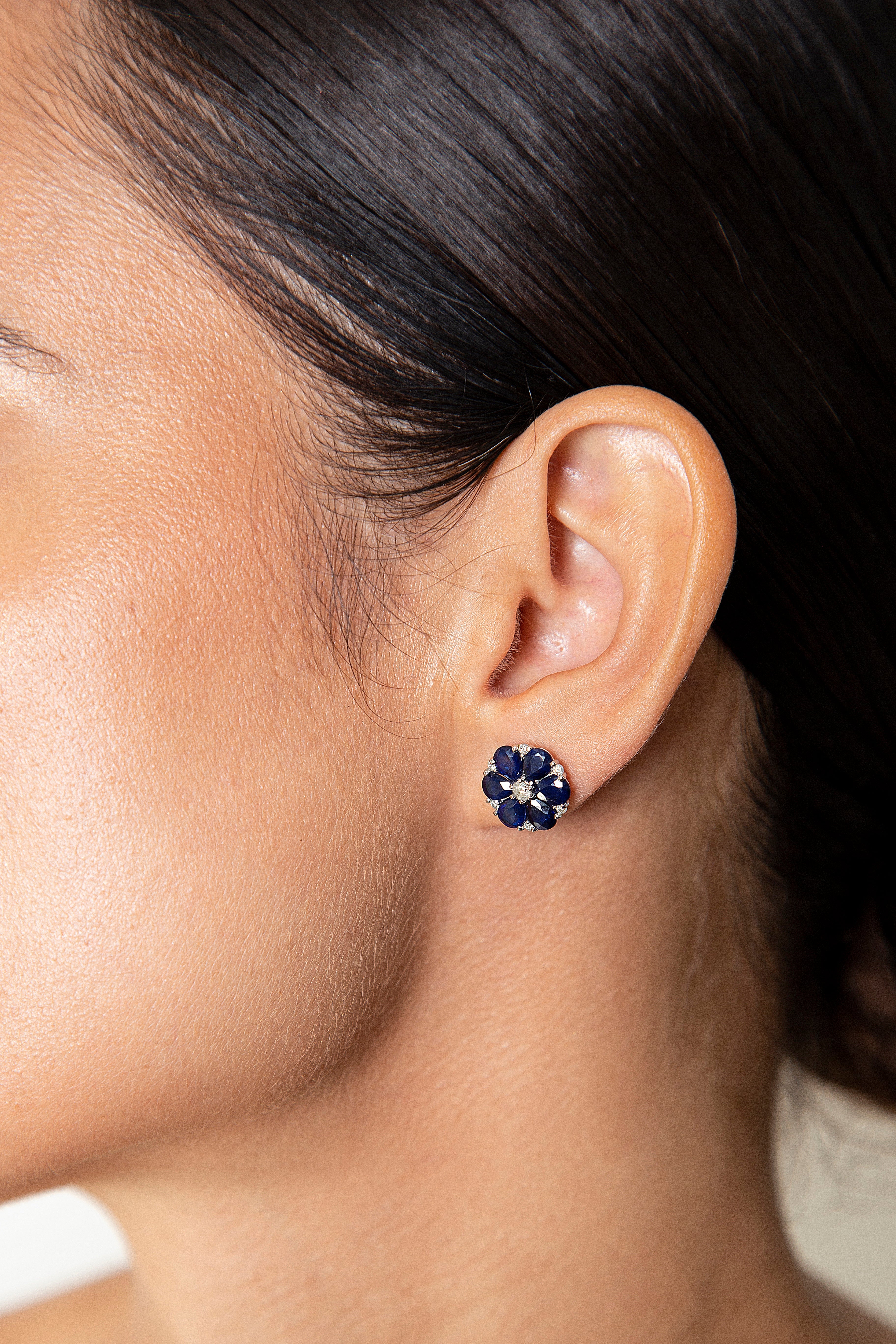 Aretes Studs Flor Diamante Zafiro Oro Blanco 14K 4.55 ct.