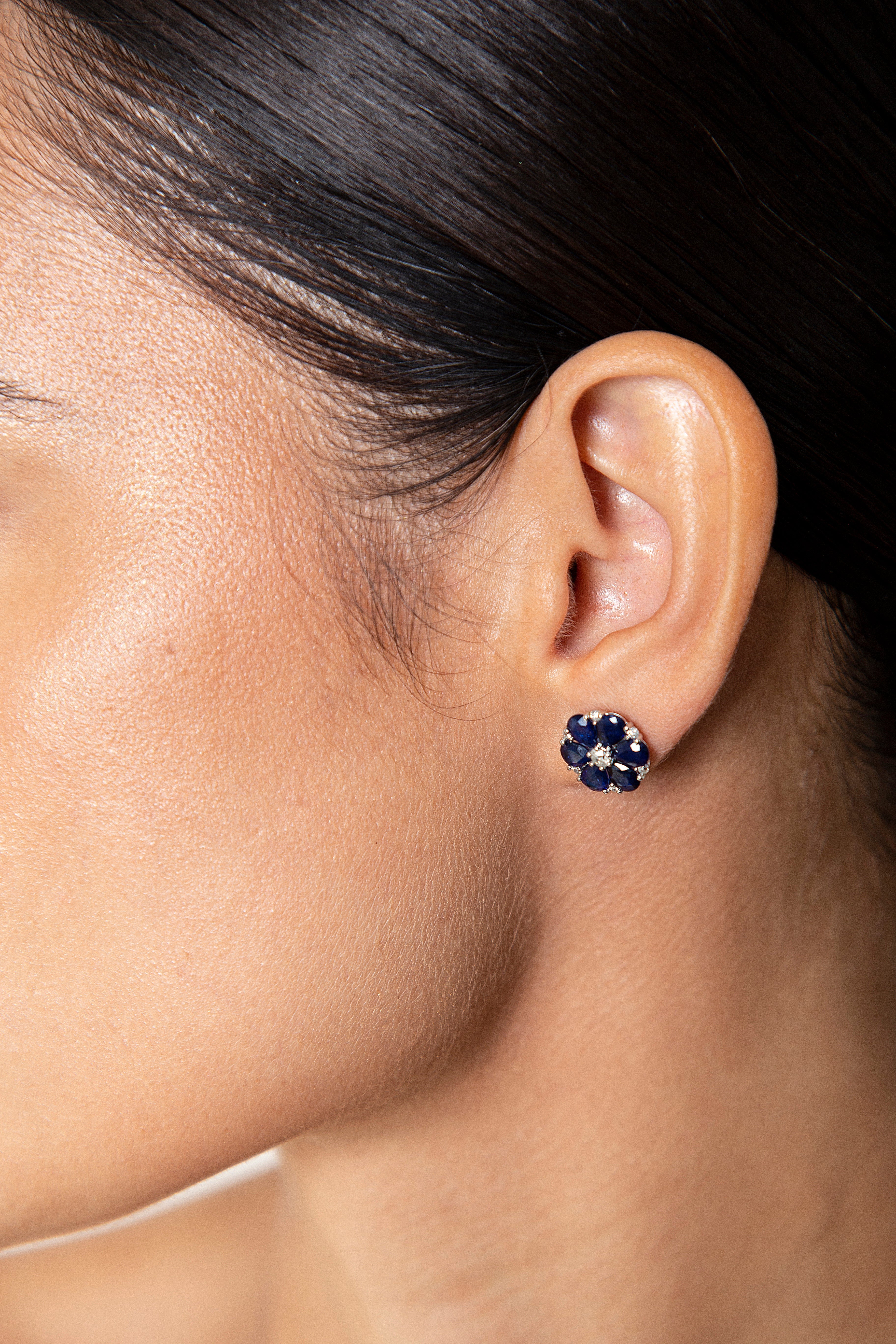 Aretes Studs Flor Diamante Zafiro Oro Blanco 14K 4.55 ct.