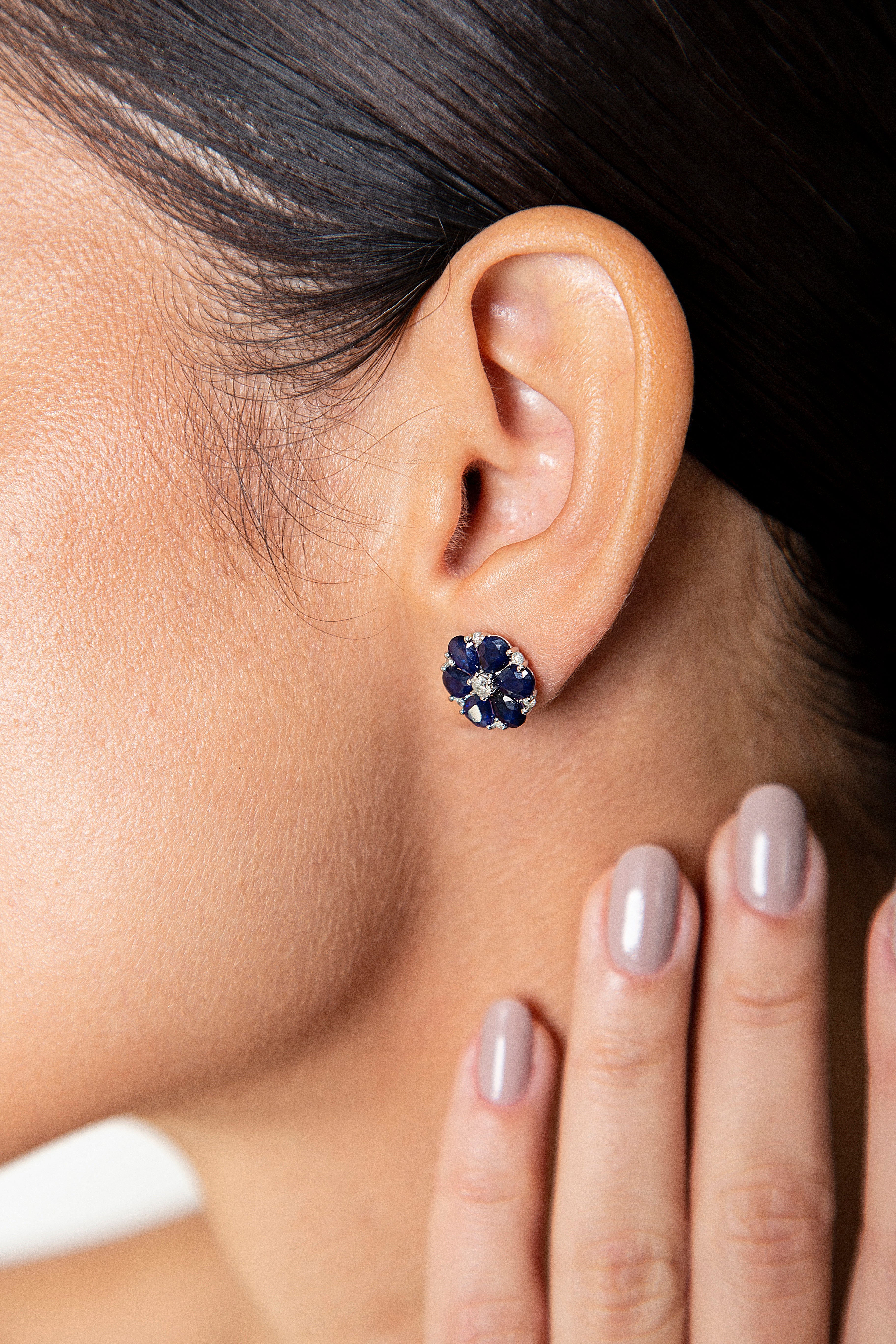 Aretes Studs Flor Diamante Zafiro Oro Blanco 14K 4.55 ct.