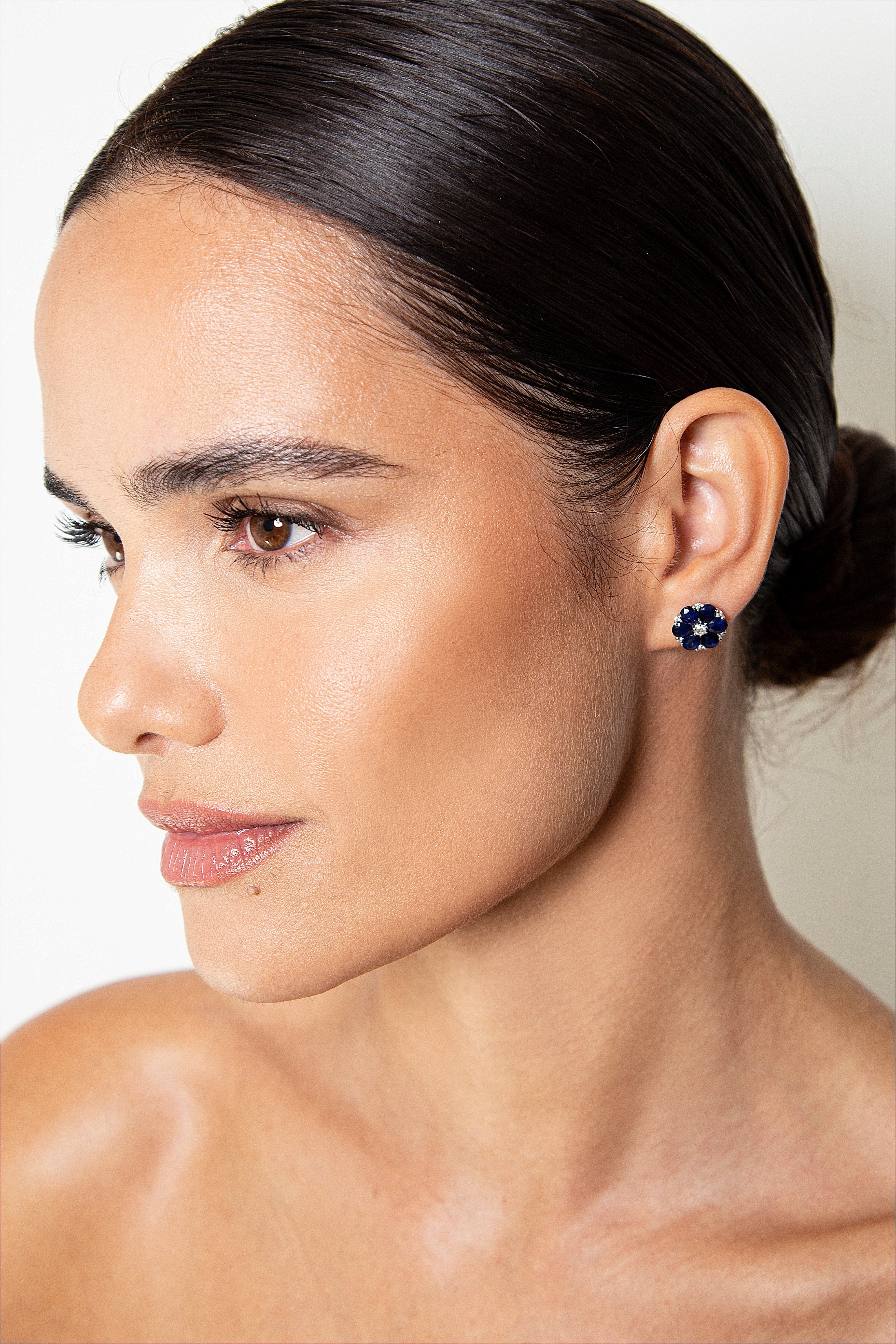 Aretes Studs Flor Diamante Zafiro Oro Blanco 14K 4.55 ct.