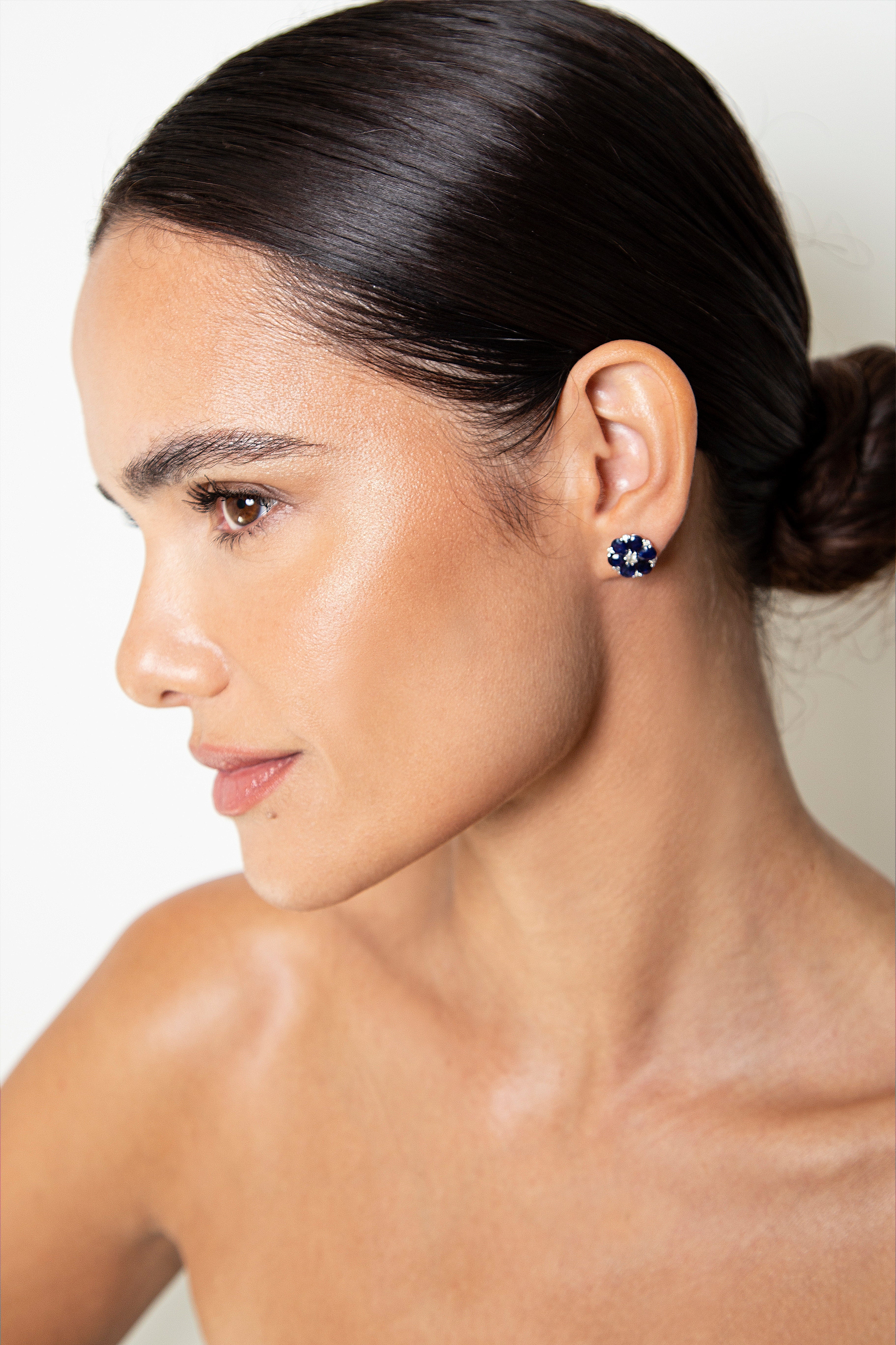 Aretes Studs Flor Diamante Zafiro Oro Blanco 14K 4.55 ct.