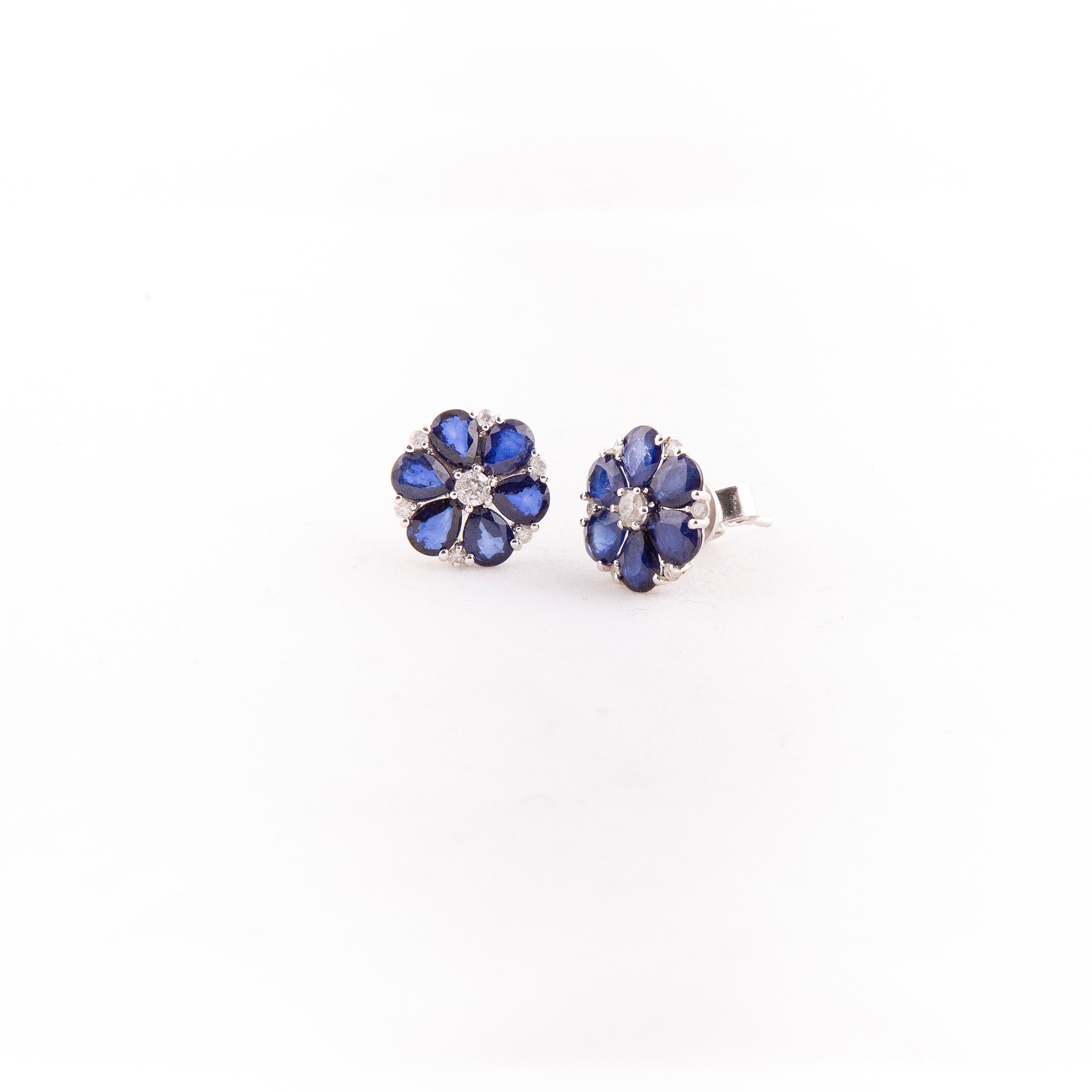 Aretes Studs Flor Diamante Zafiro Oro Blanco 14K 4.55 ct.