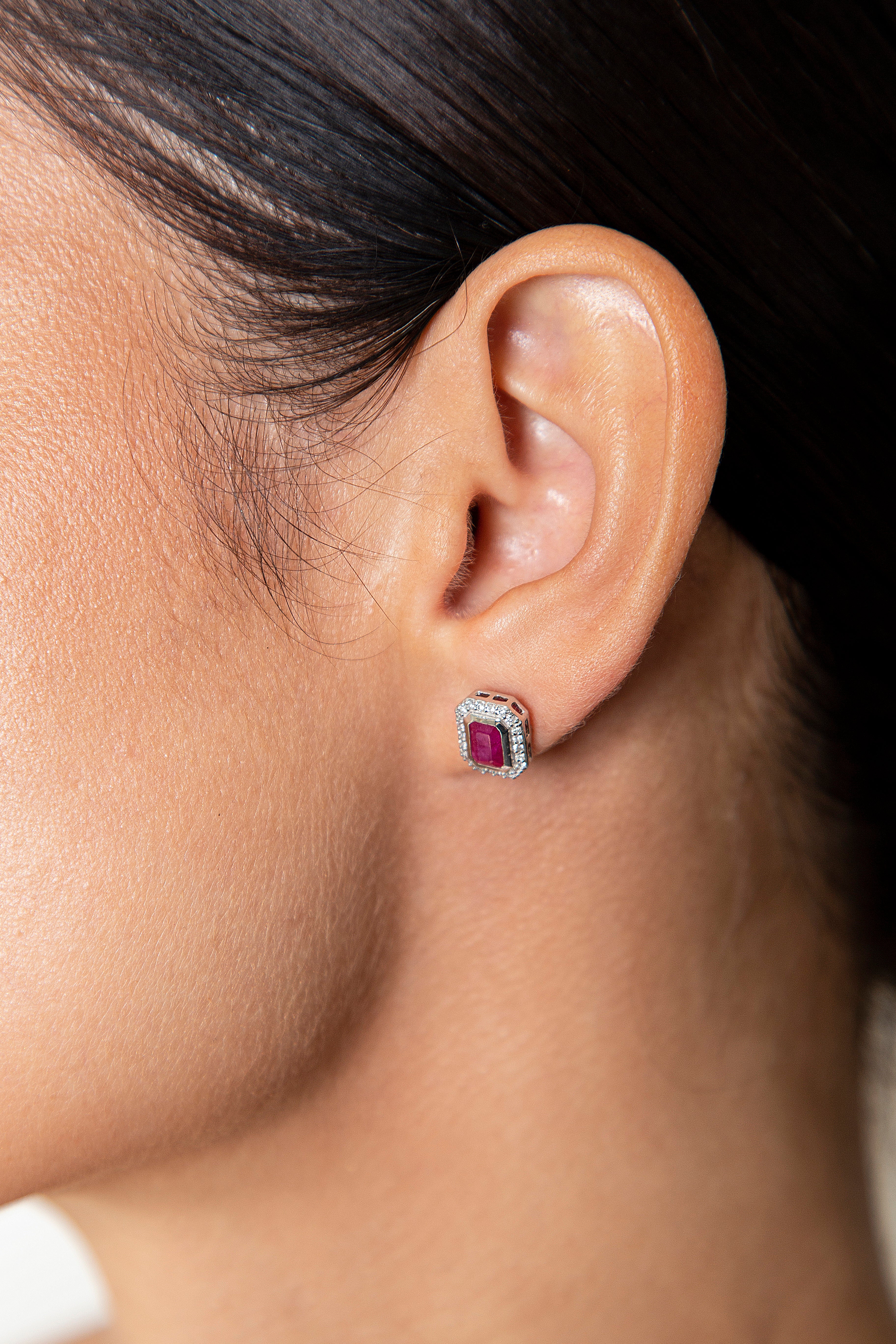 Aretes Studs Bezel Diamante Rubí Oro Blanco 14K 1.91 ct.