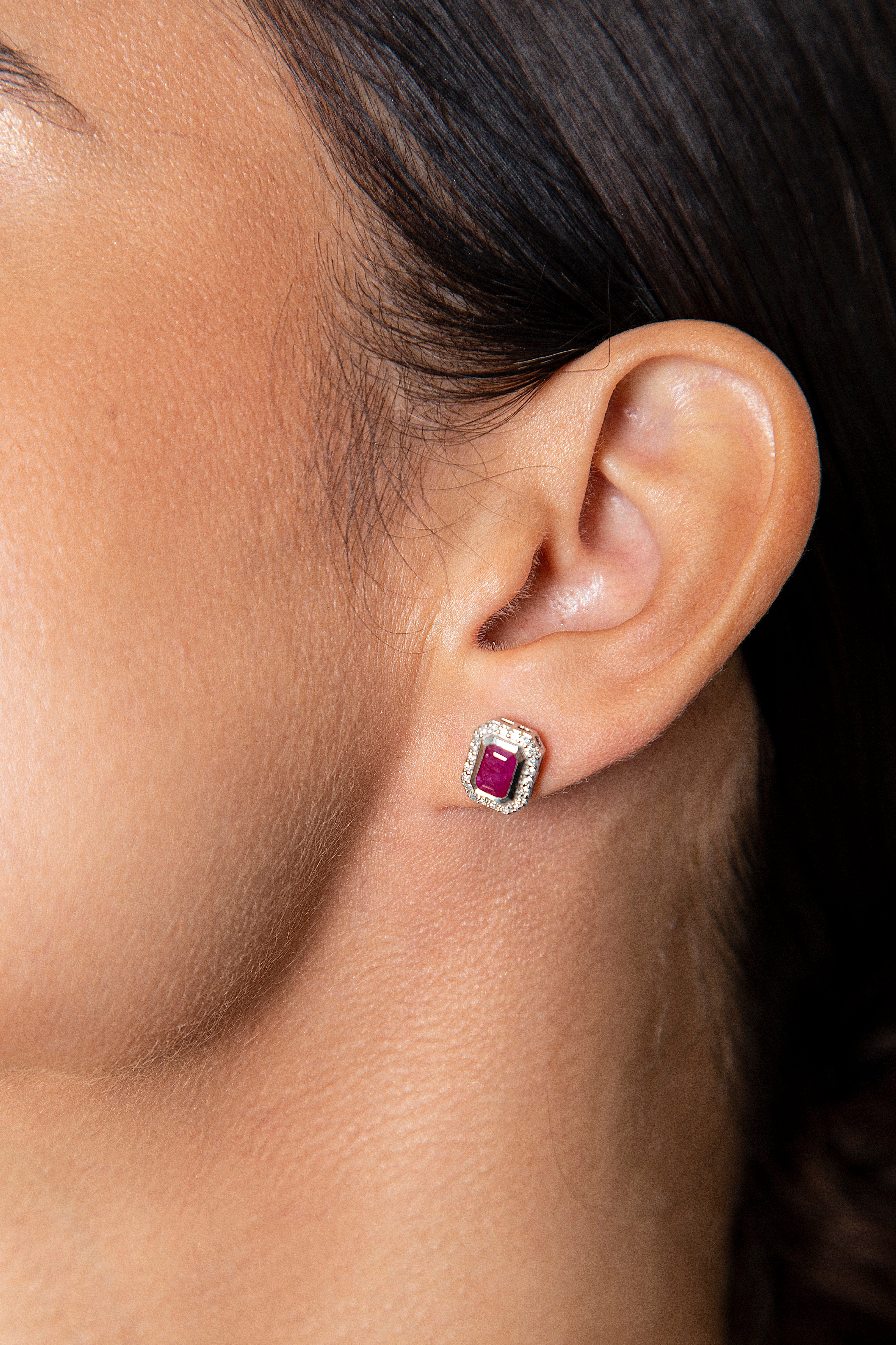 Aretes Studs Bezel Diamante Rubí Oro Blanco 14K 1.91 ct.