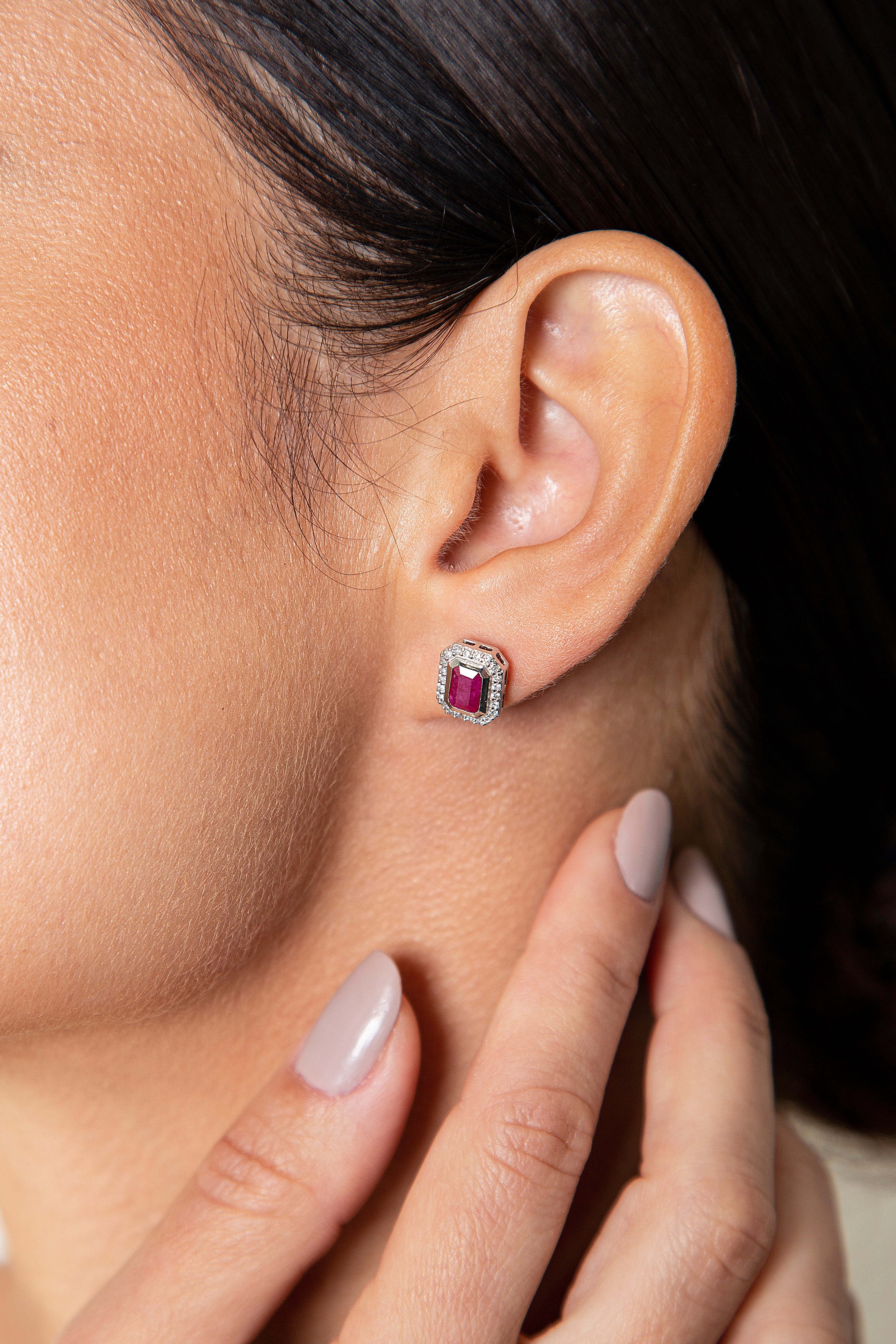 Aretes Studs Bezel Diamante Rubí Oro Blanco 14K 1.91 ct.