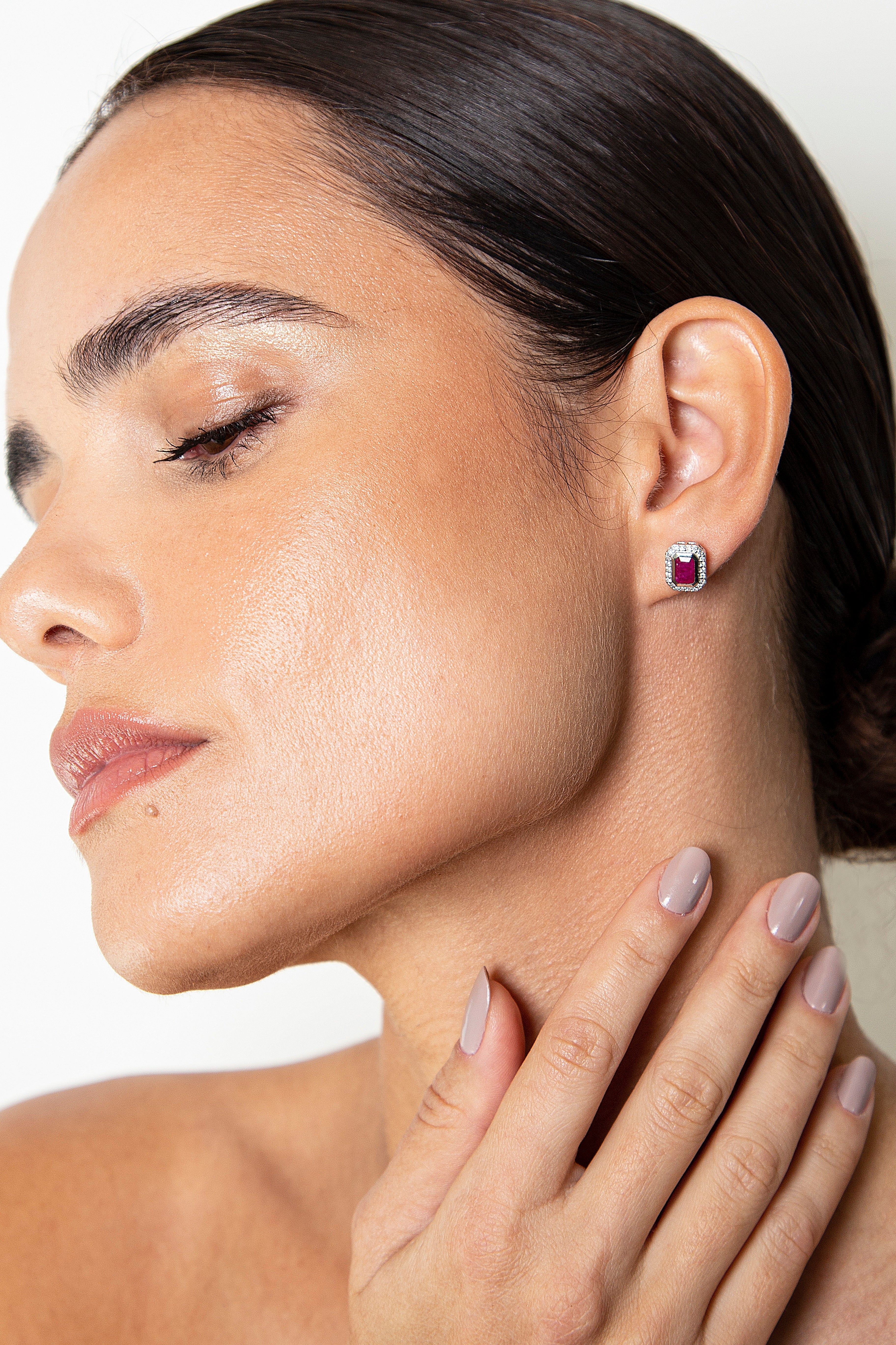 Aretes Studs Bezel Diamante Rubí Oro Blanco 14K 1.91 ct.